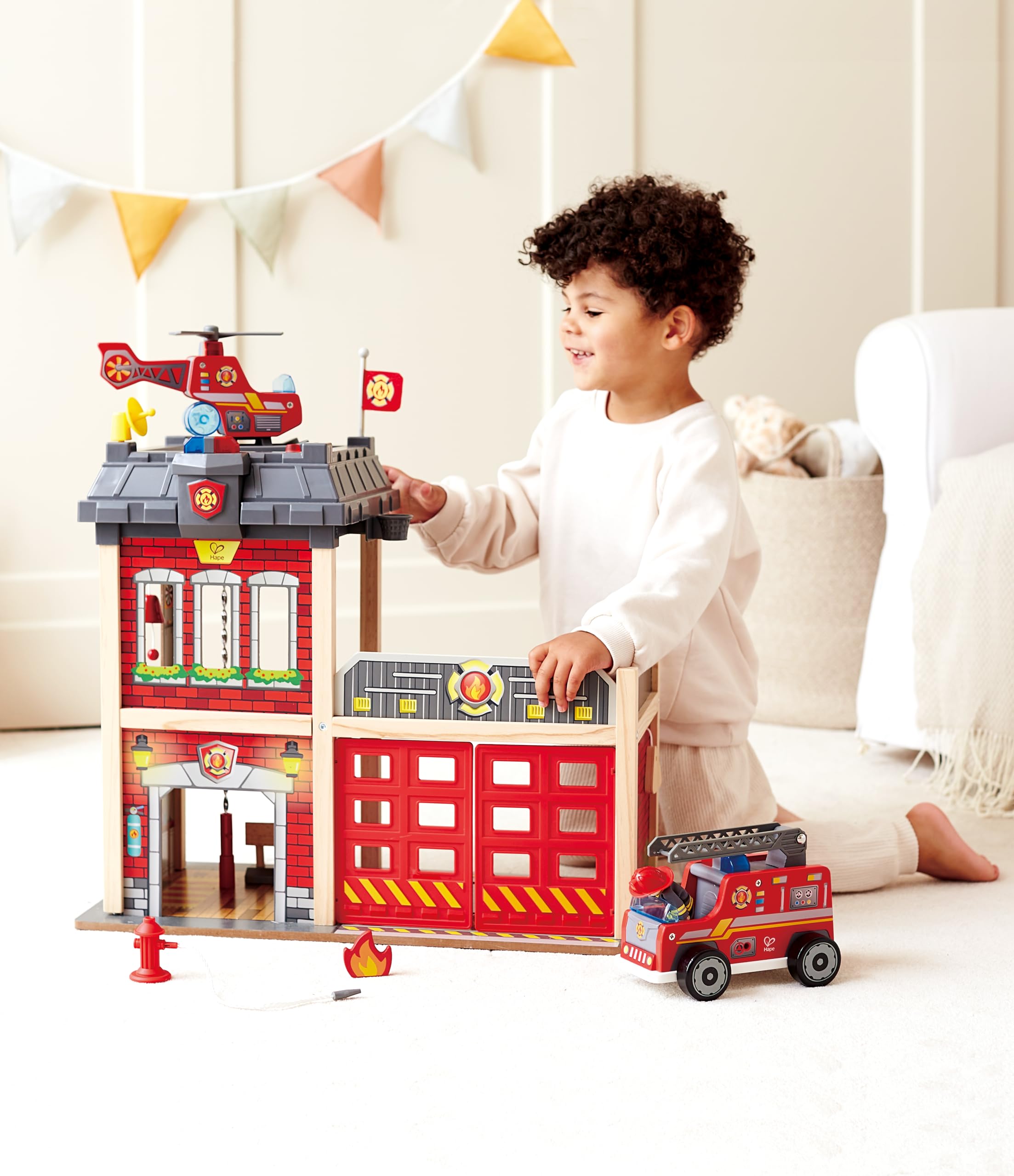 Hape Giochi di ruolo Caserma dei Pompieri casa in legno gioco pompieri luci e suoni