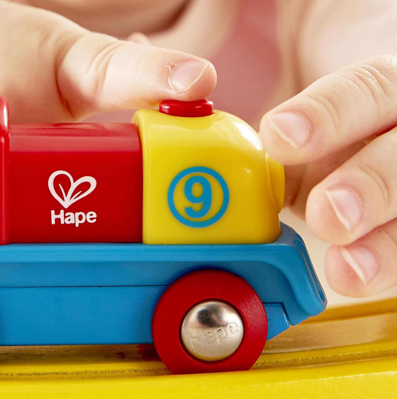 Hape Treno E3820 Piccola locomotiva con pulsante a batterie