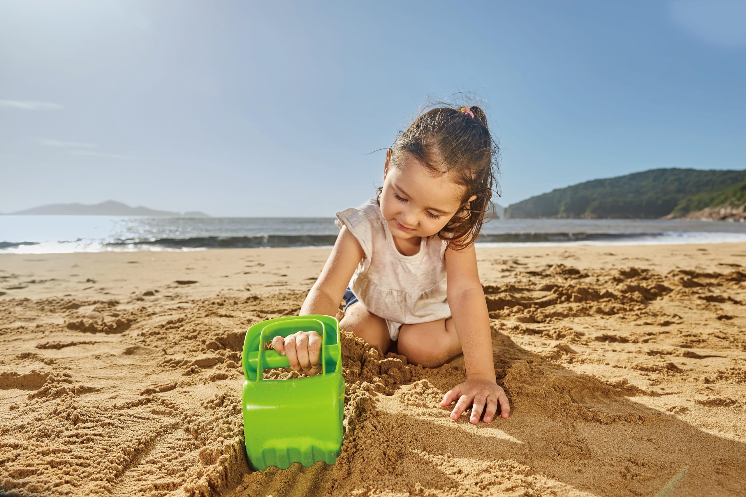 Hape Giochi da spiaggia Scavatrice Manuale verde per sabbia