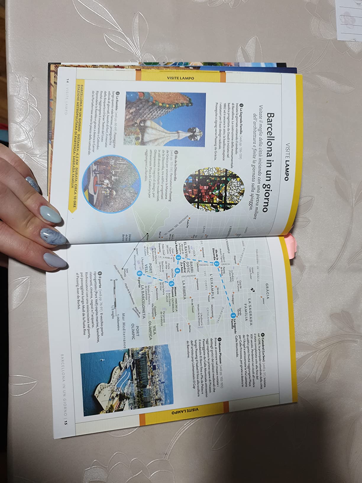 National Geographic Le Guide Traveler di National Geographic Walking Guide Barcellona guida a piedi