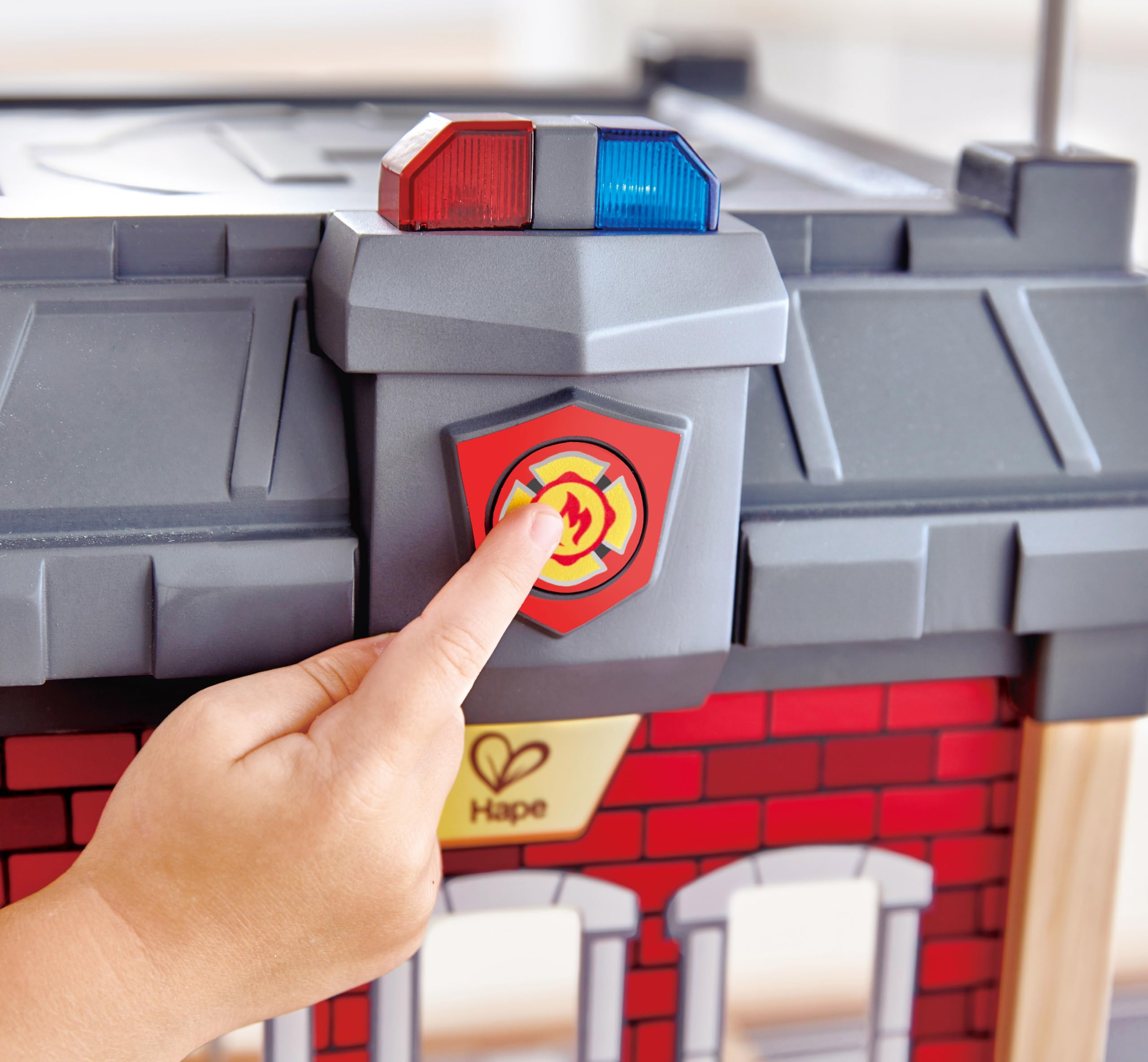 Hape Giochi di ruolo Caserma dei Pompieri casa in legno gioco pompieri luci e suoni