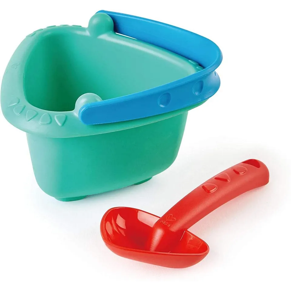 Hape E4089 Secchio e Pala da Spiaggia set spiaggia per bambini con bordi arrotondati