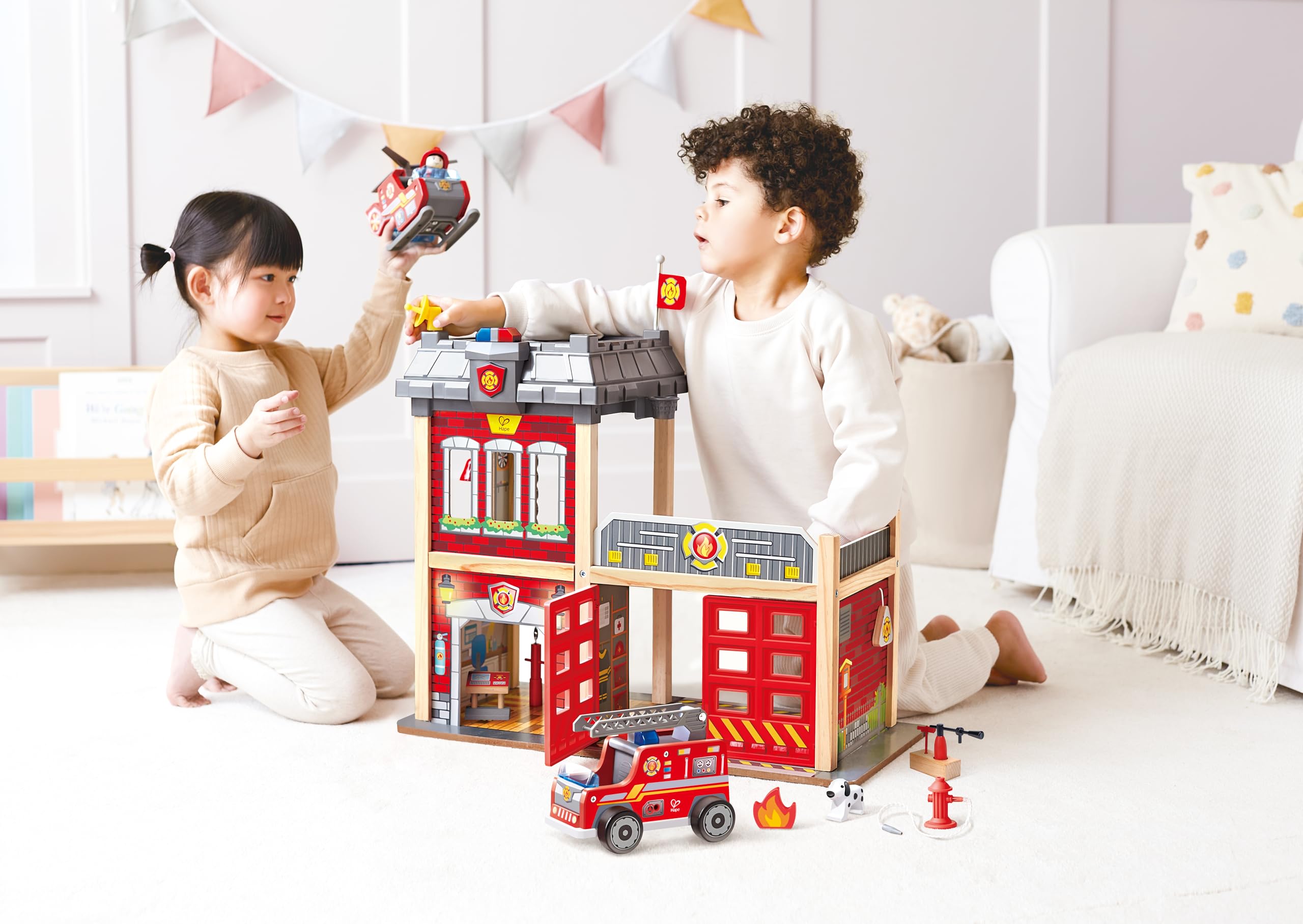 Hape Giochi di ruolo Caserma dei Pompieri casa in legno gioco pompieri luci e suoni