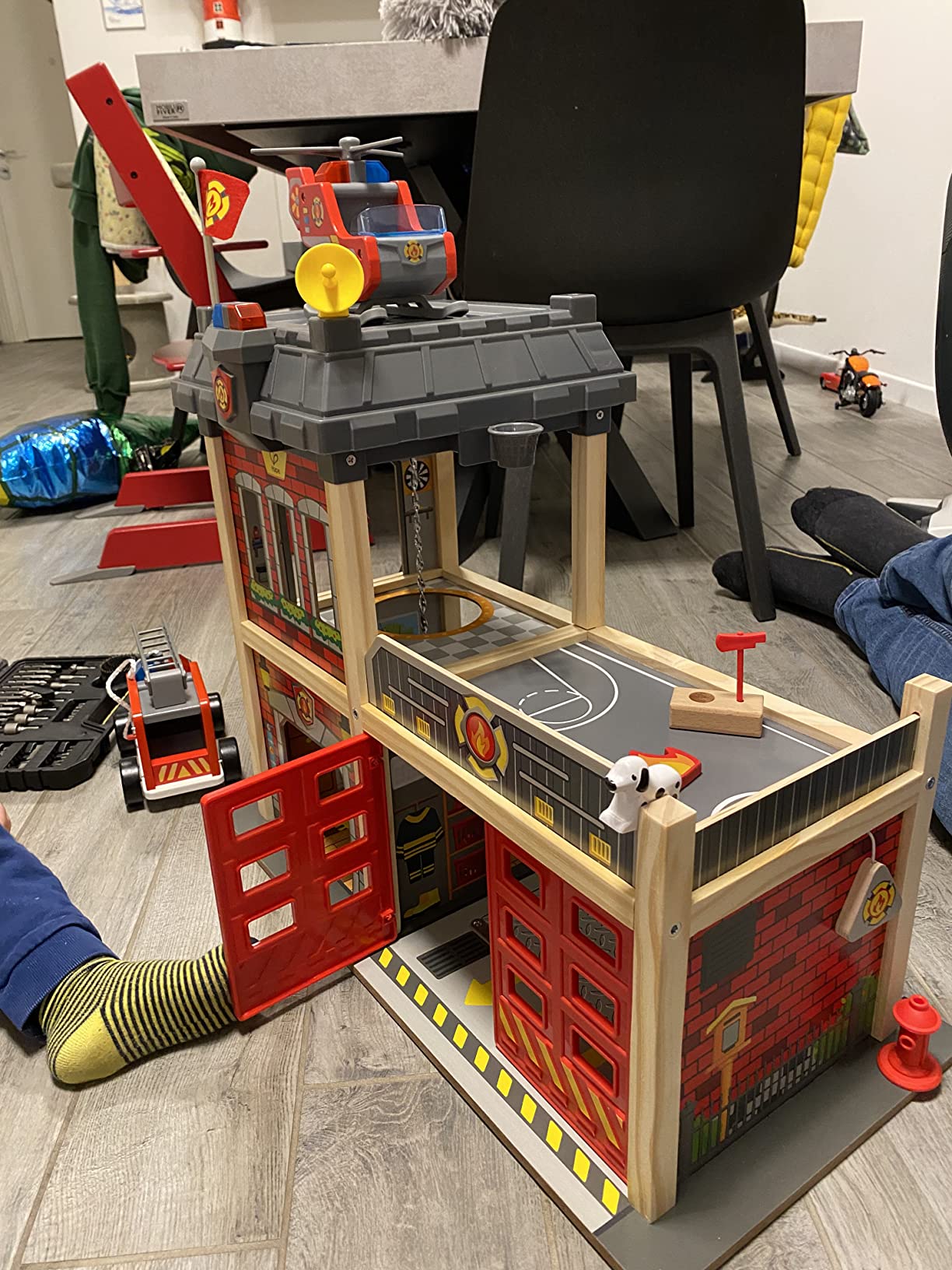 Hape Giochi di ruolo Caserma dei Pompieri casa in legno gioco pompieri luci e suoni