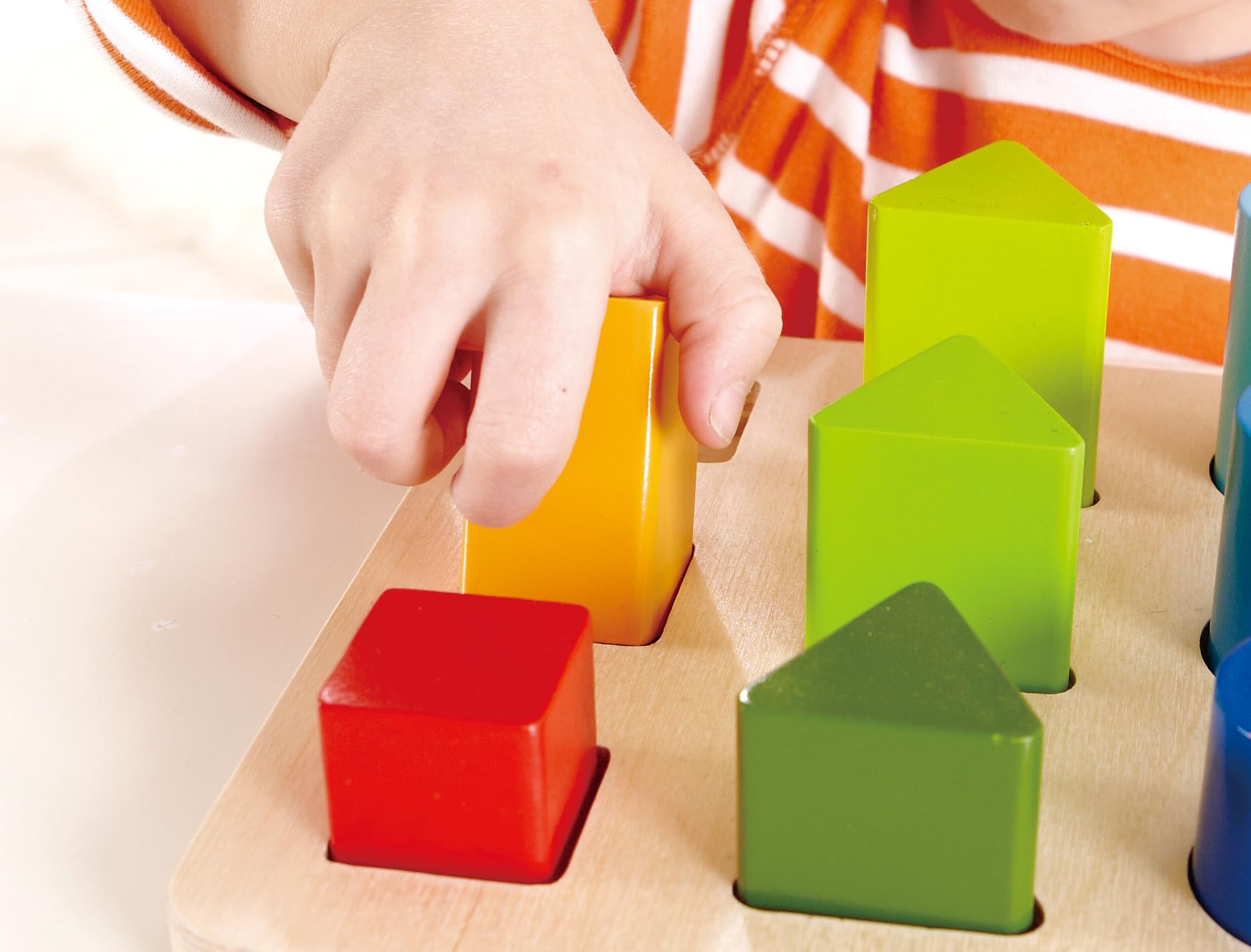 Hape Giocattoli per le abilità motorie E0426 Incastro di Colori e Forme