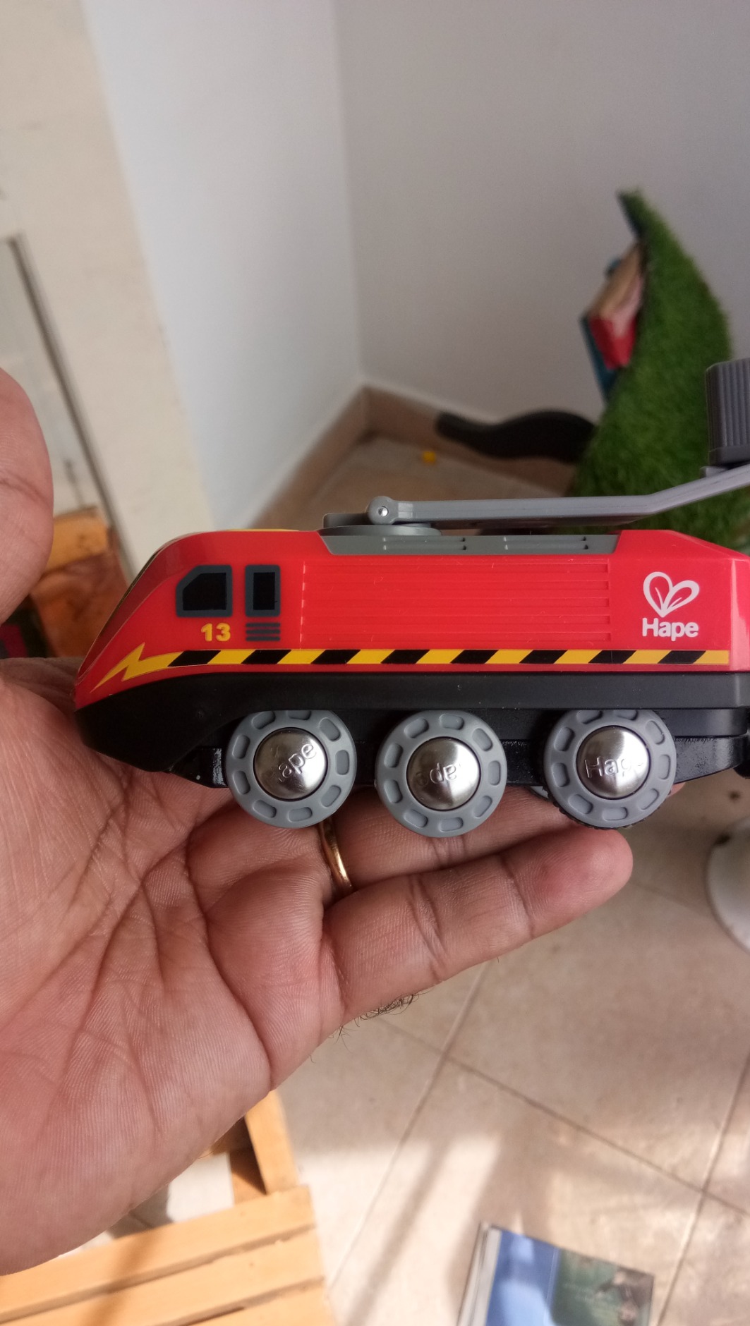 Hape Treno Dinamo rosso trenino a manovella senza batterie gioco