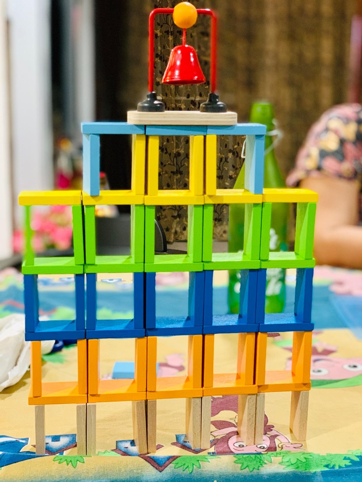 Hape Montare e costruire Set di Domino Dinamici domino in legno 107 pezzi multicolore