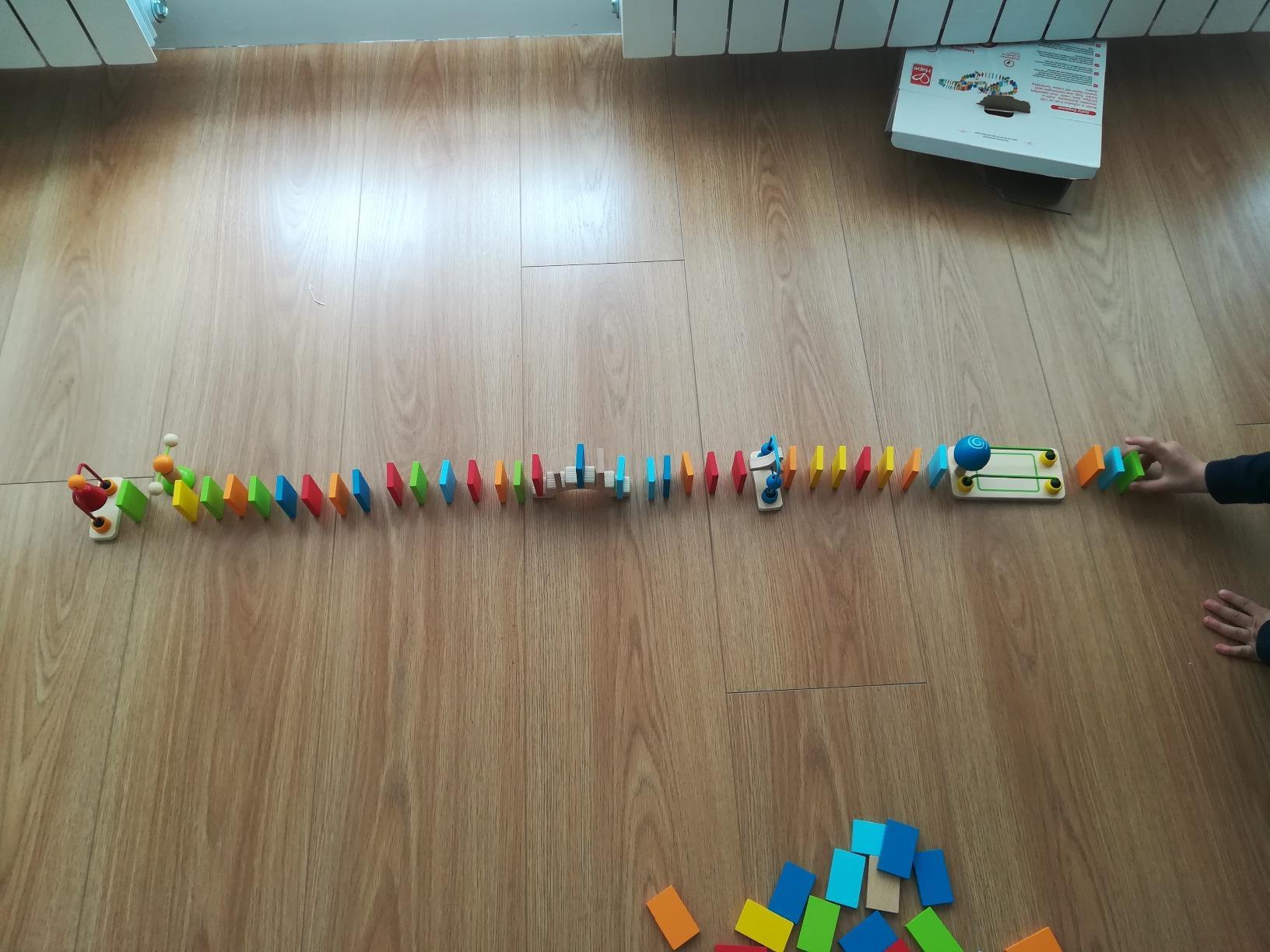 Hape Montare e costruire Set di Domino Dinamici domino in legno 107 pezzi multicolore