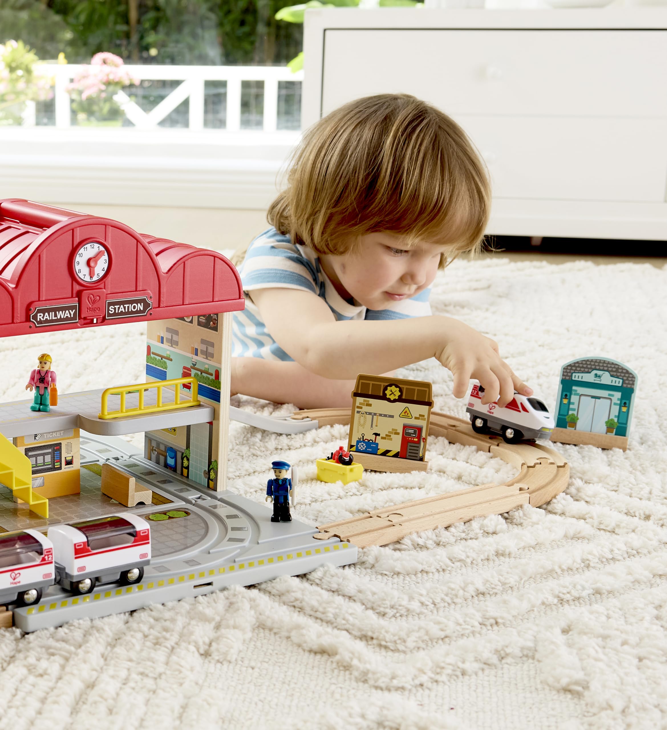 Hape Treno Set stazione ferroviaria portatile in legno con personaggi