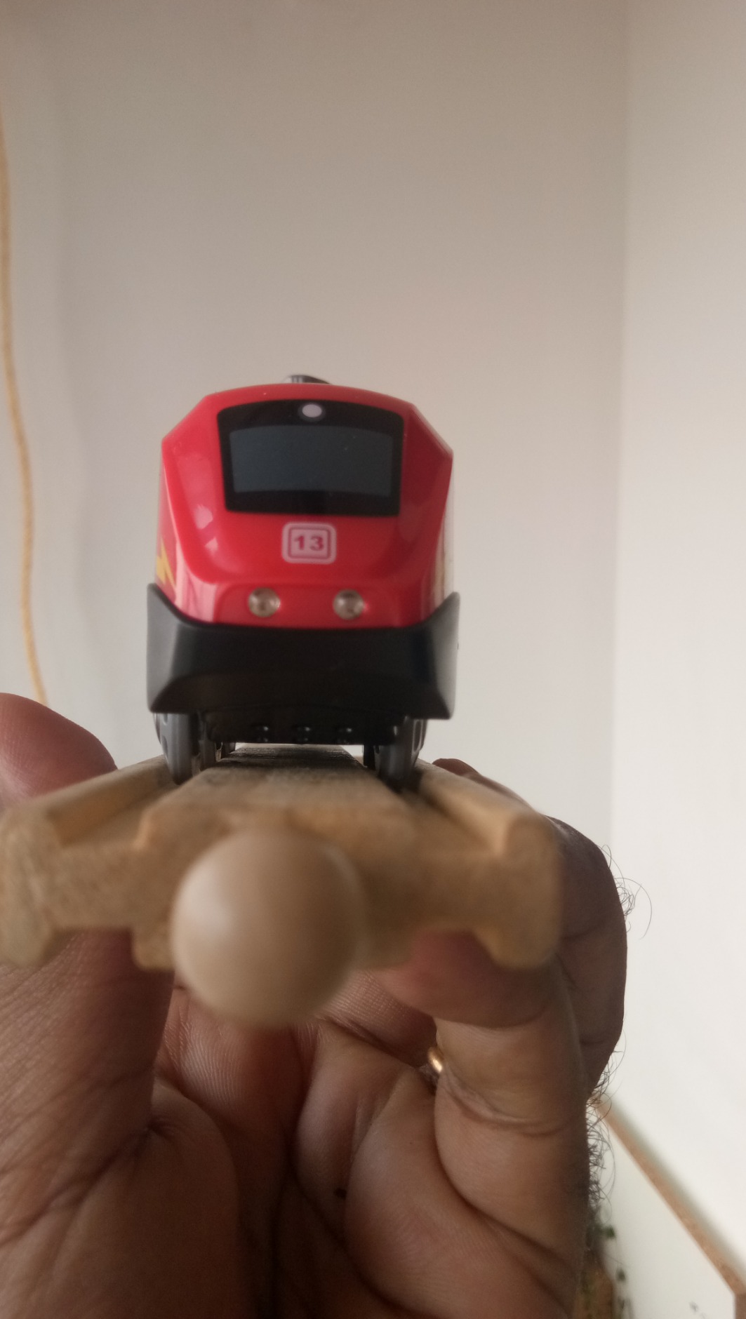 Hape Treno Dinamo rosso trenino a manovella senza batterie gioco