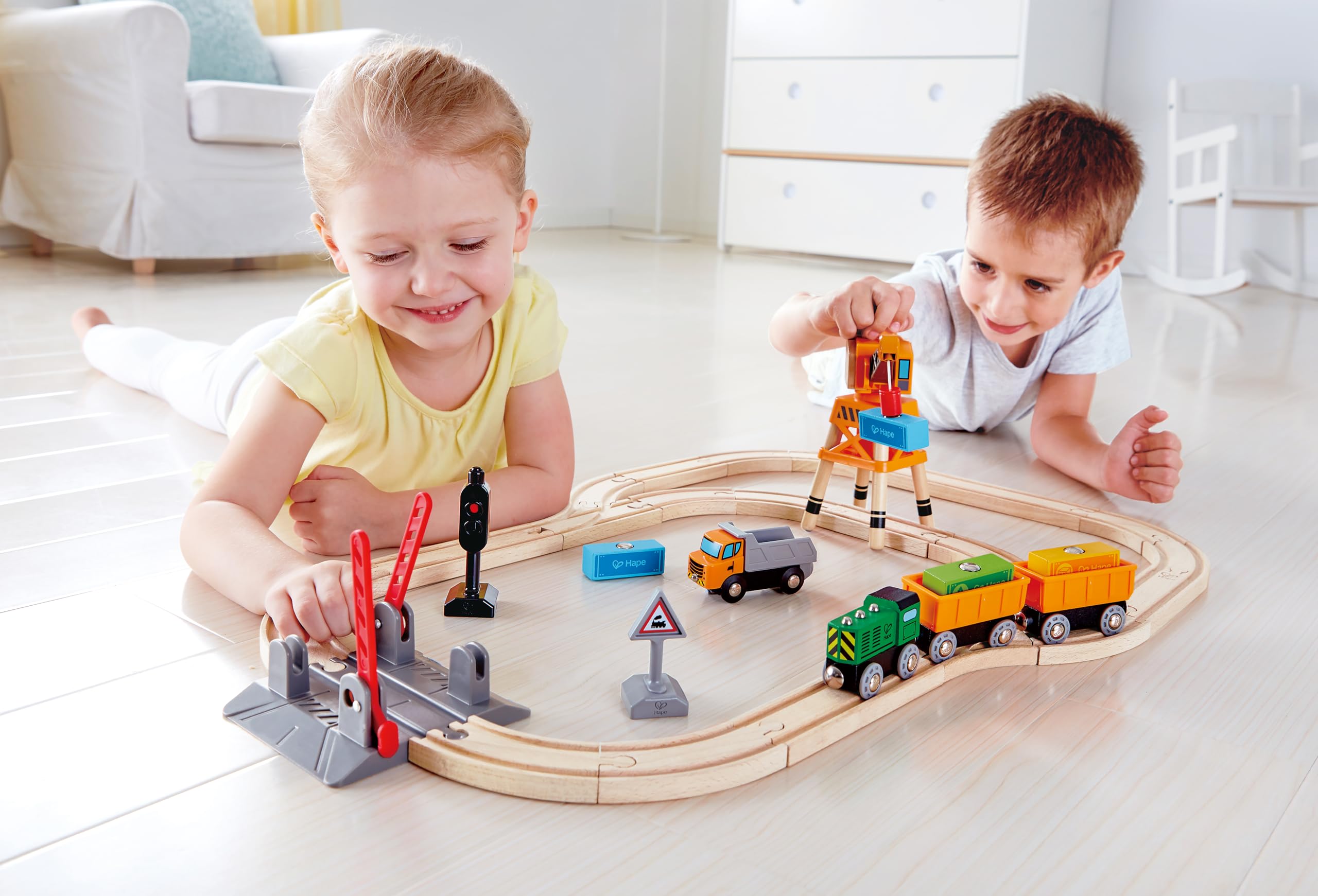 Hape Treno Pista con passaggio a livello e gru magnetica 32 pezzi