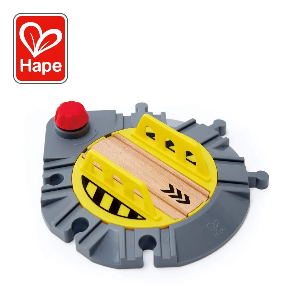 HAPE Treno Piattaforma girevole per treni in legno sei binari