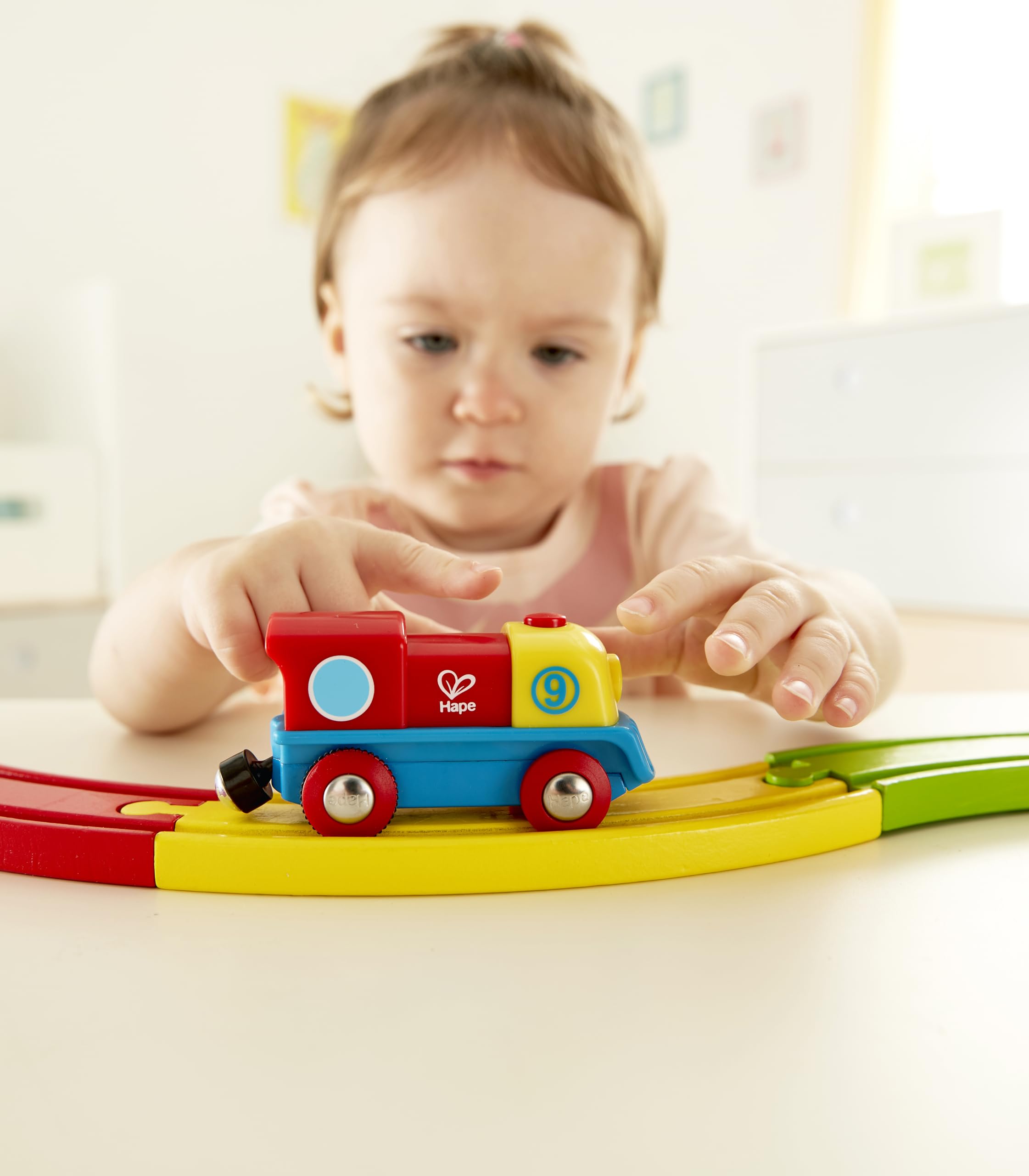 Hape Treno E3820 Piccola locomotiva con pulsante a batterie