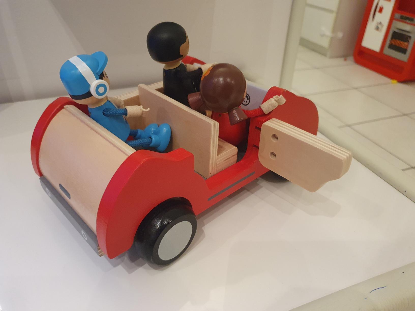 Hape Case delle bambole Auto familiare in legno rossa