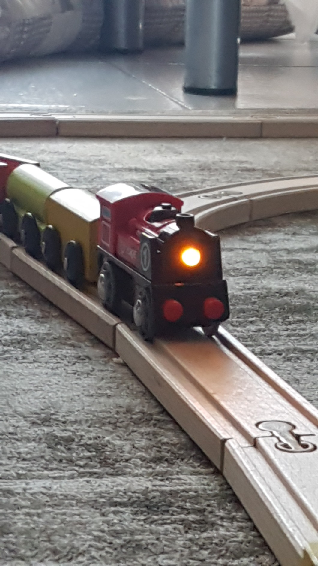 Hape Treno Locomotiva a Batteria con luce e retromarcia