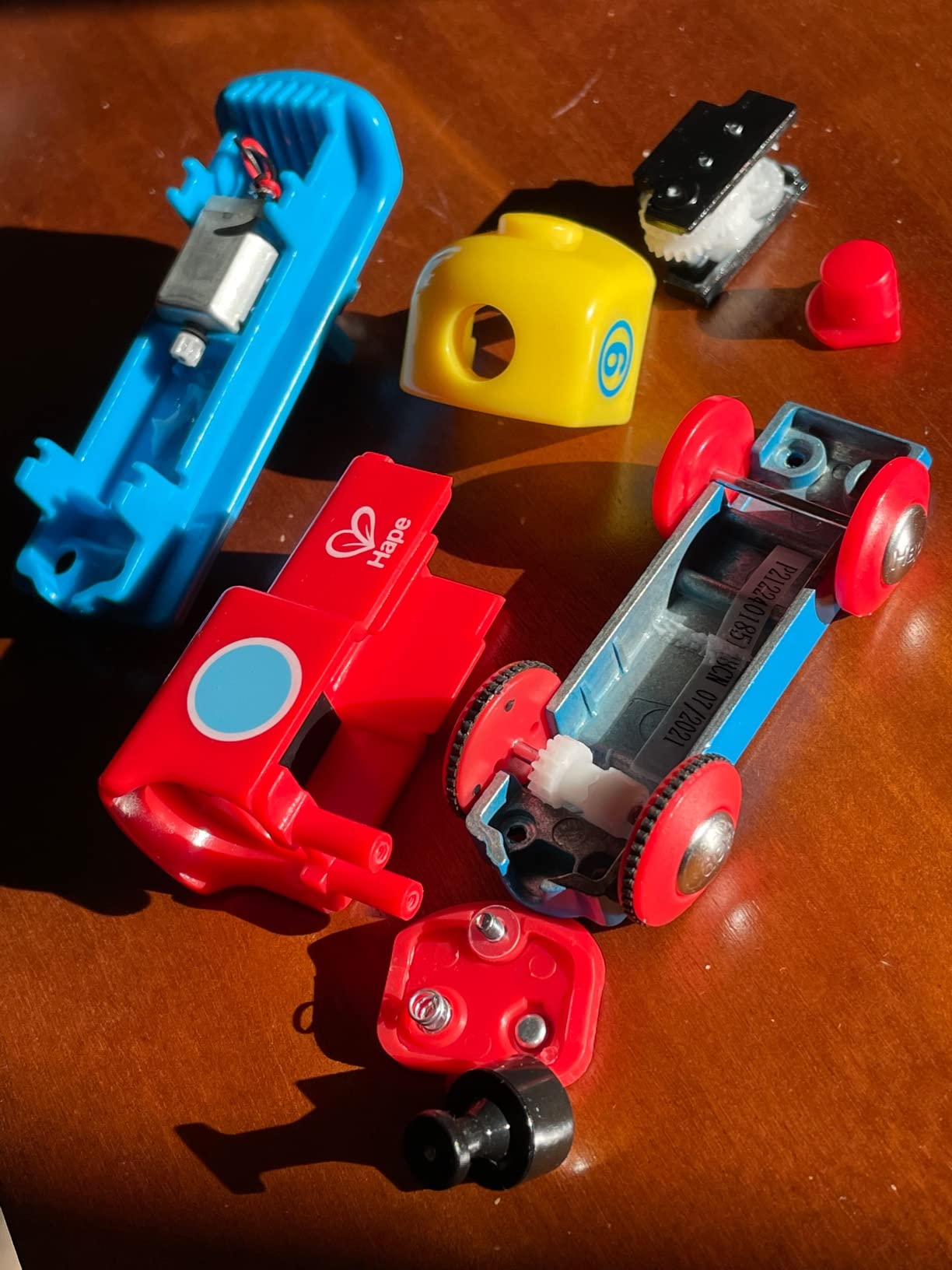 Hape Treno E3820 Piccola locomotiva con pulsante a batterie