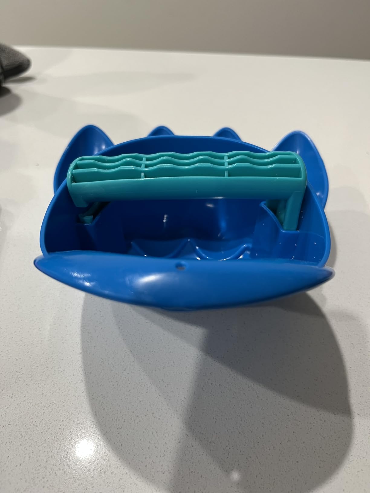 Hape Giochi da spiaggia Zampa Potente Blu paletta da spiaggia manico robusto