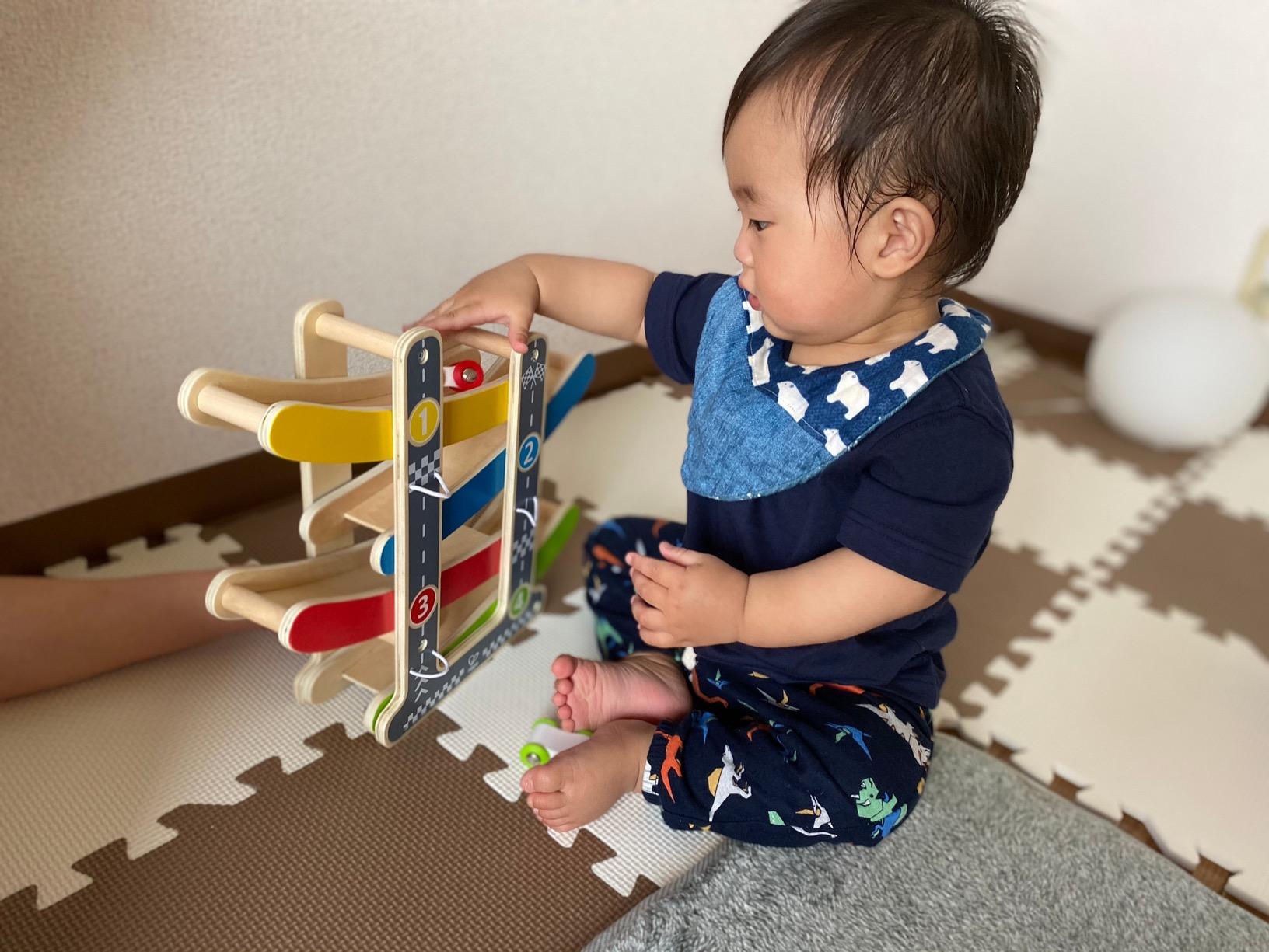 Hape Giochi circuito macchinine in discesa pista in legno con 3 auto