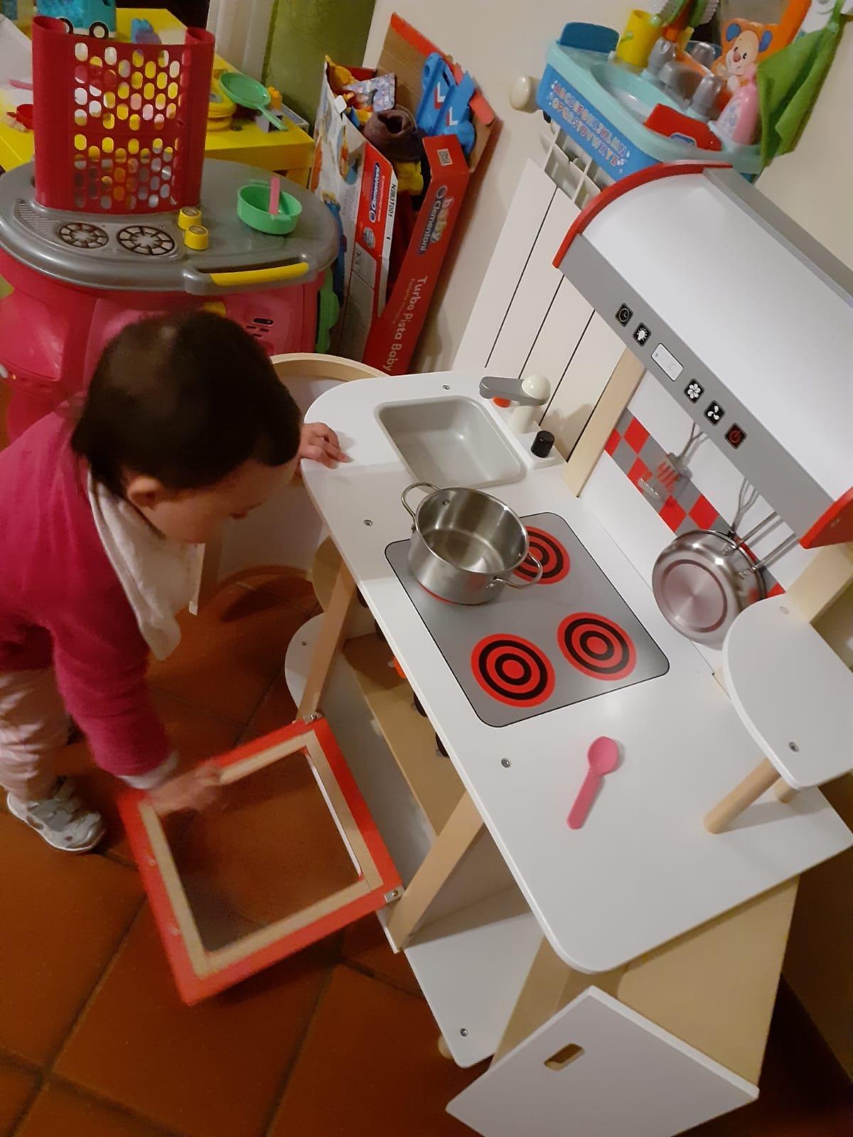 Hape Cucina e accessori E8018 cucina multifunzione con carrello multicolore