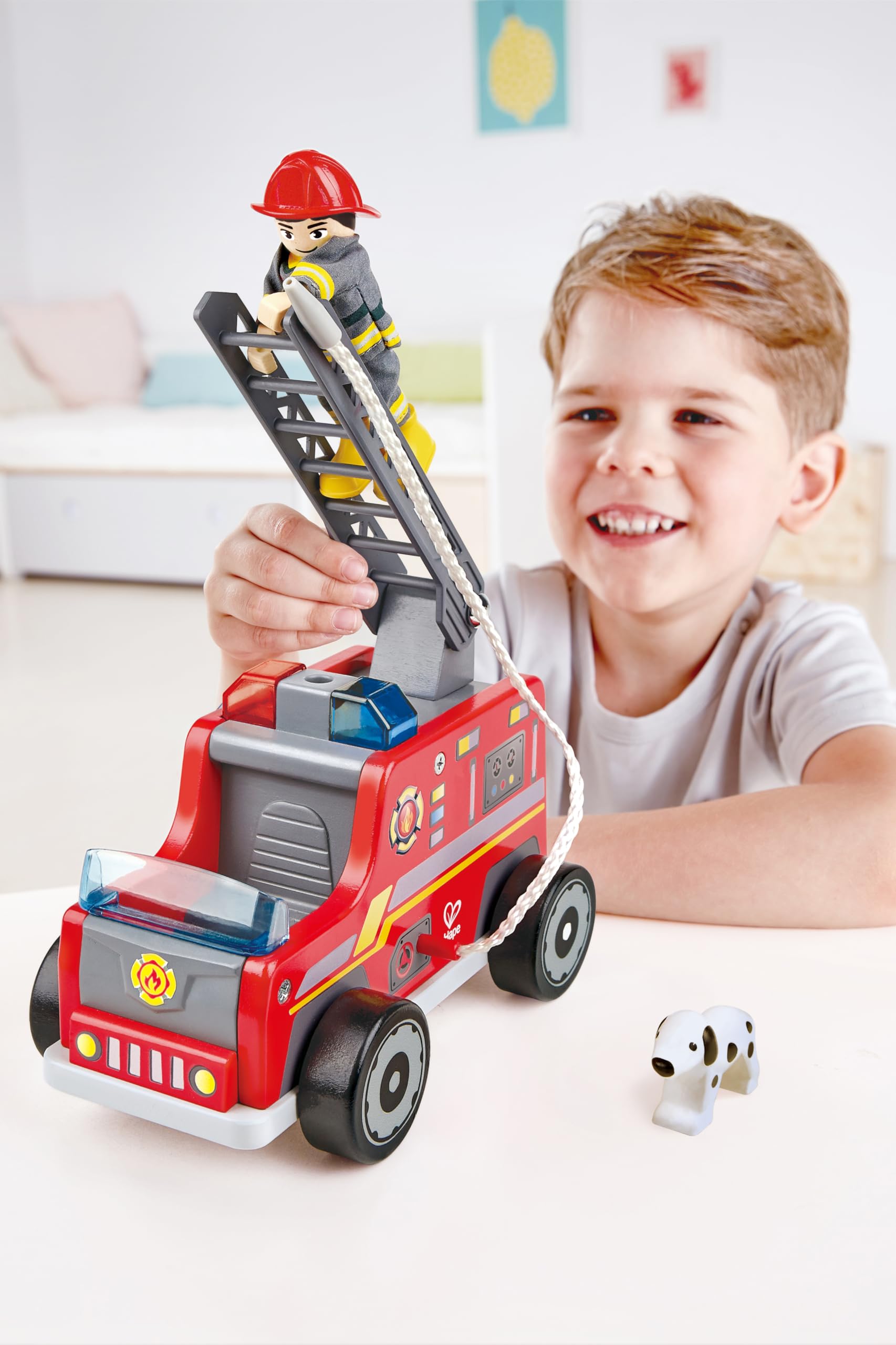 Hape Giochi di ruolo Set Vigile del Fuoco con Camion e Cagnolino