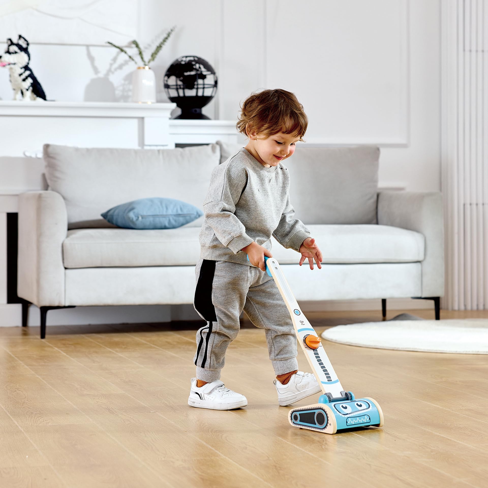 Hape Giochi di ruolo Aspirapolvere giocattolo con robot e rifiuti
