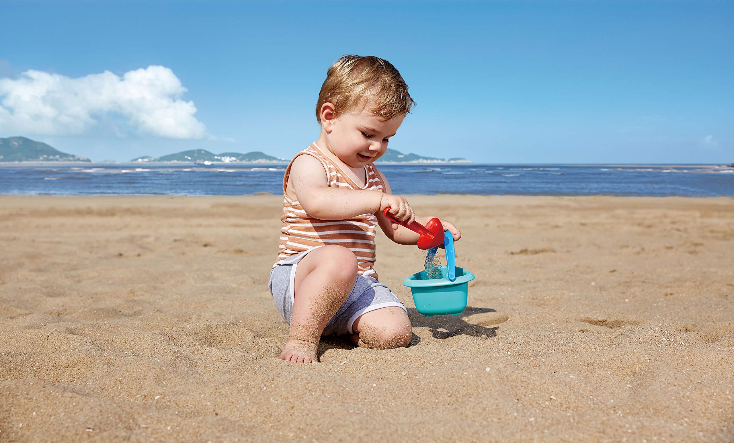 Hape E4089 Secchio e Pala da Spiaggia set spiaggia per bambini con bordi arrotondati