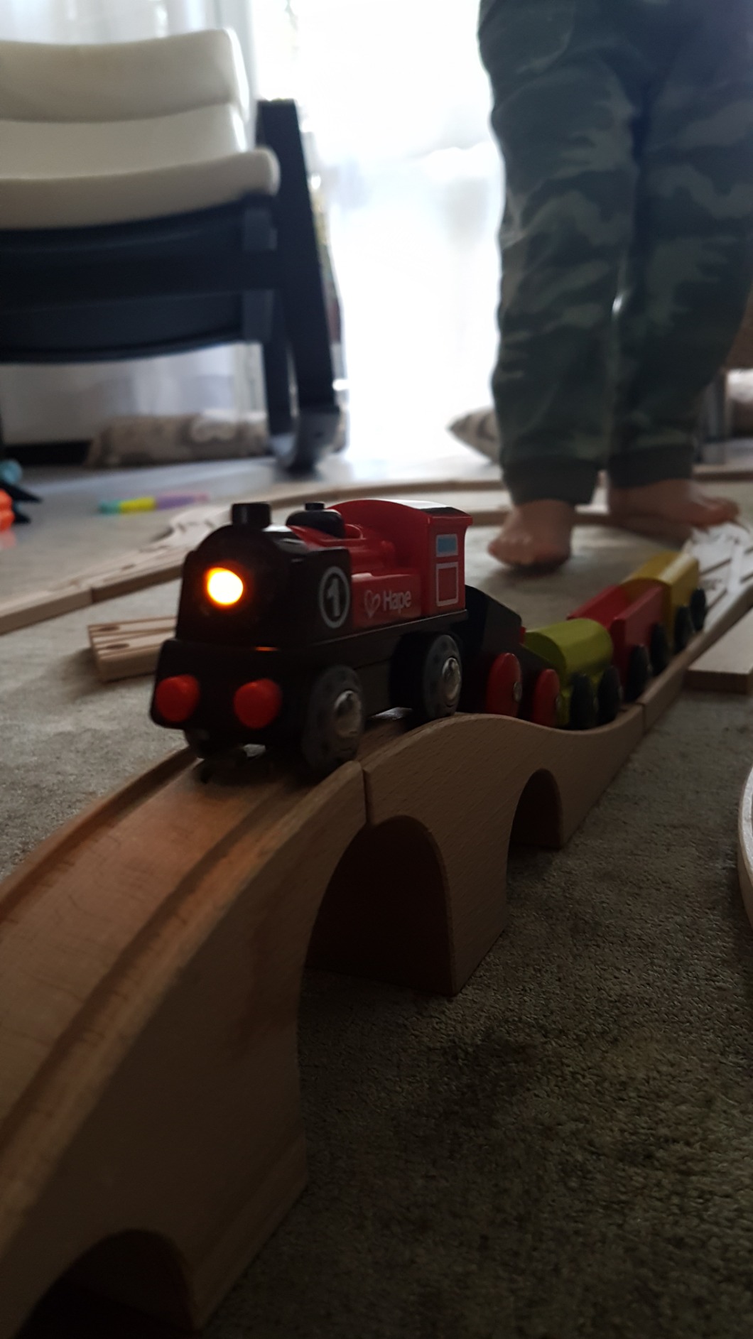 Hape Treno Locomotiva a Batteria con luce e retromarcia