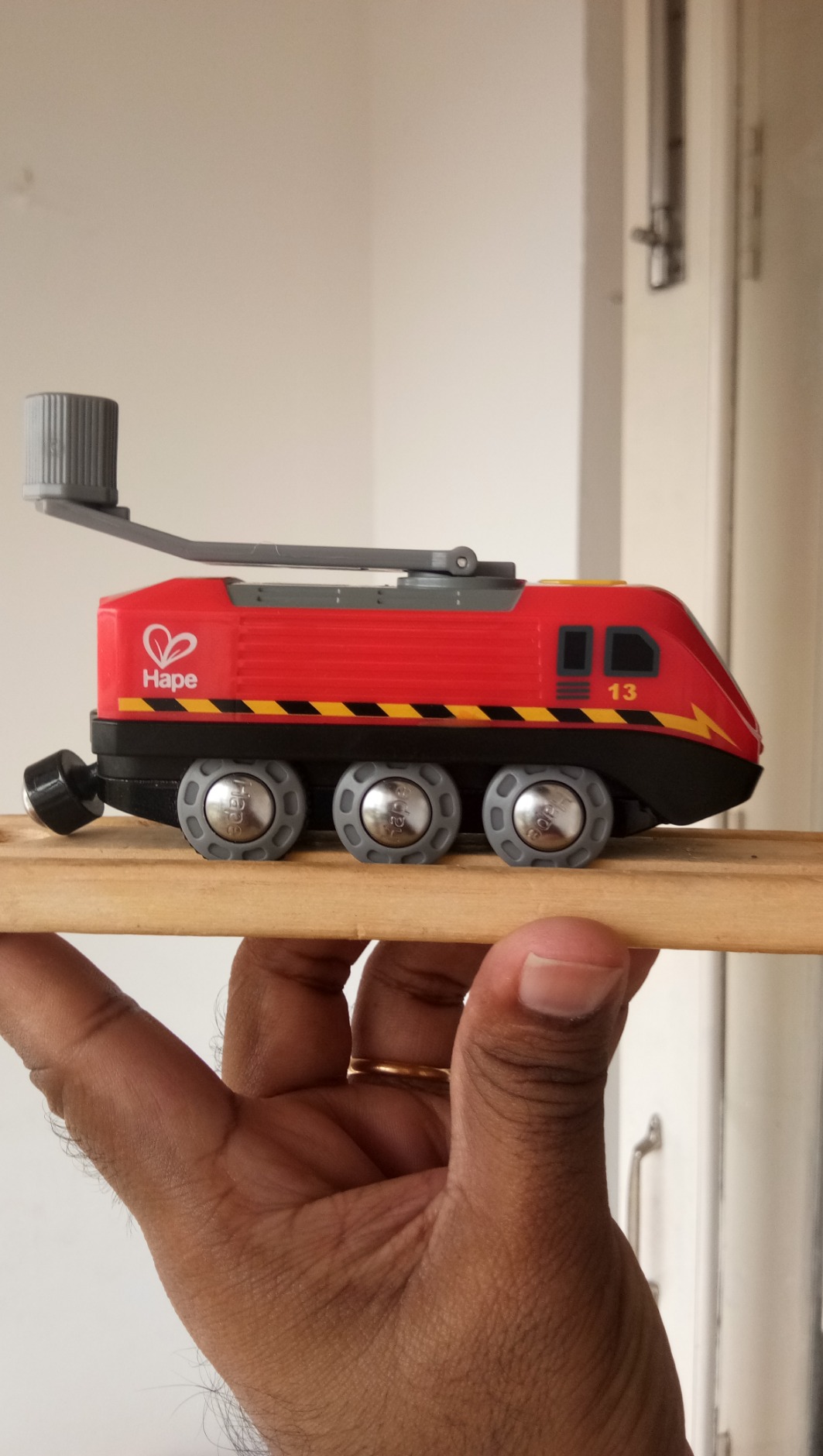 Hape Treno Dinamo rosso trenino a manovella senza batterie gioco