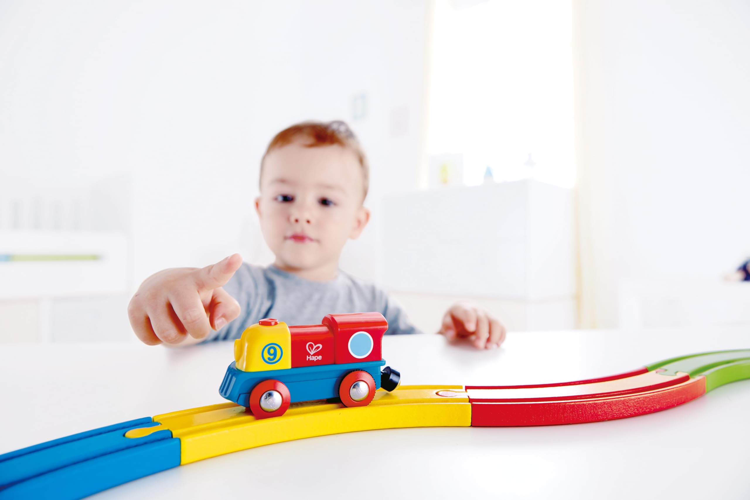 Hape Treno E3820 Piccola locomotiva con pulsante a batterie