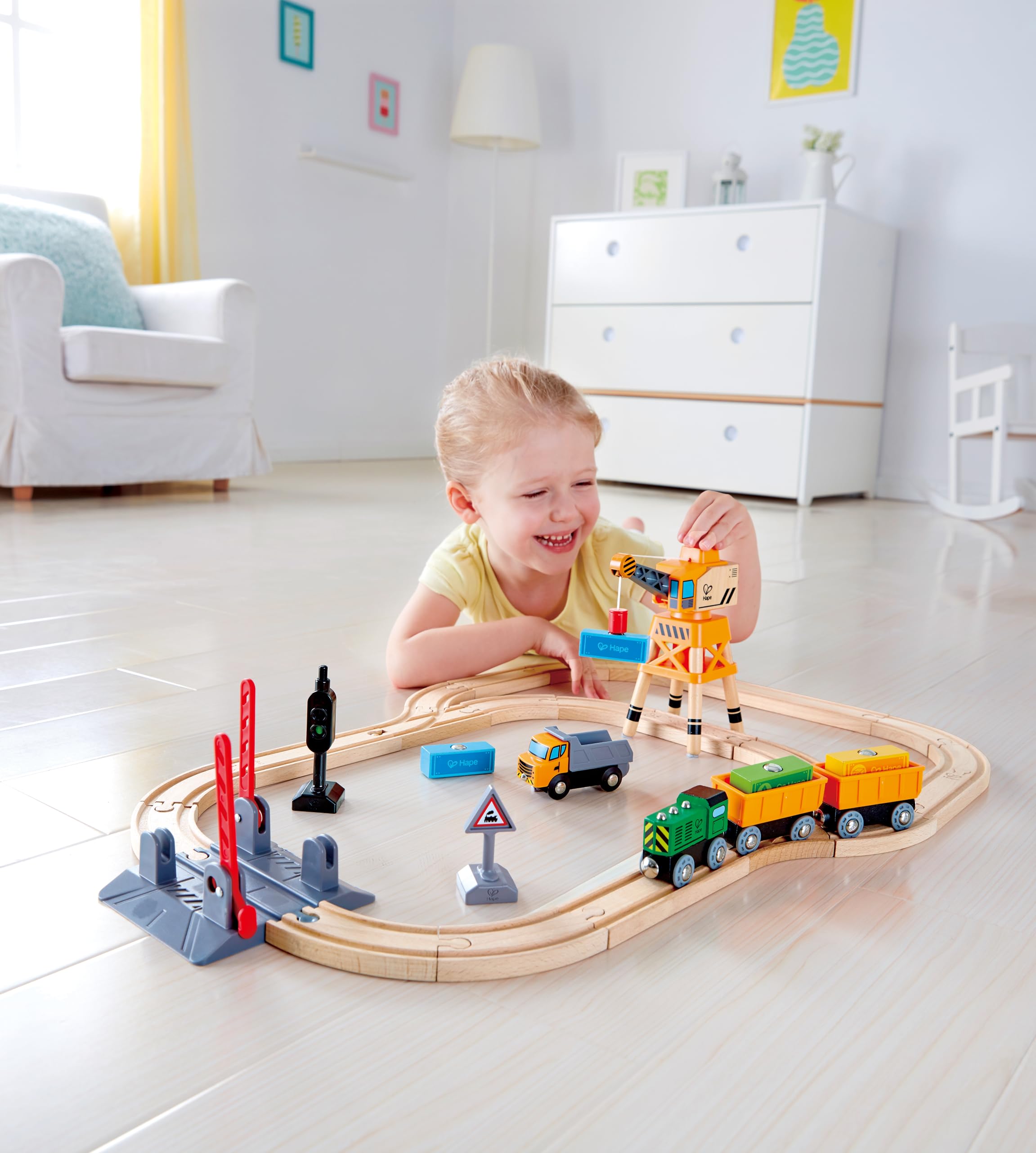 Hape Treno Pista con passaggio a livello e gru magnetica 32 pezzi