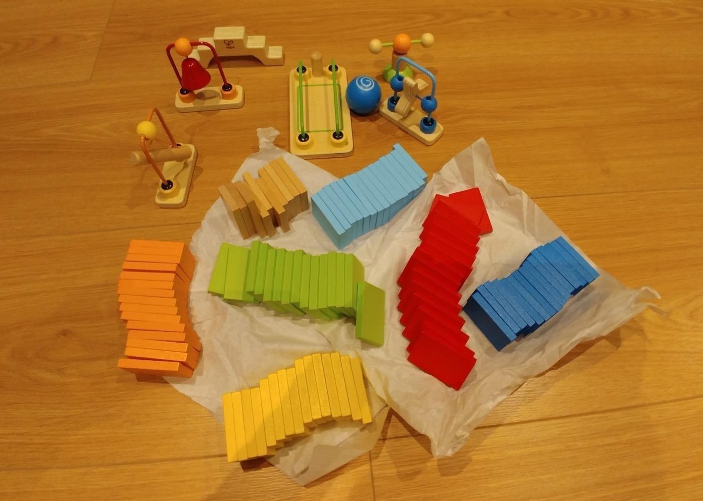 Hape Montare e costruire Set di Domino Dinamici domino in legno 107 pezzi multicolore