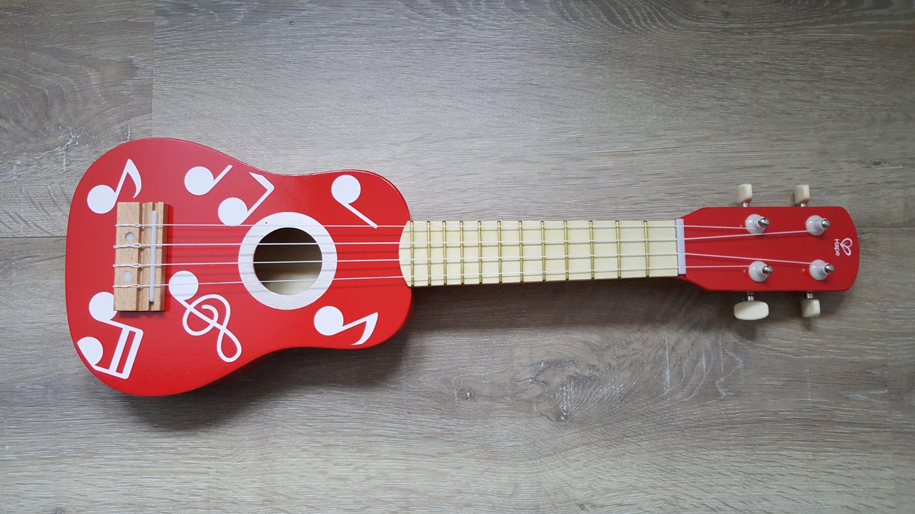 Hape Giochi musicali E0603 ukulele rosso in legno