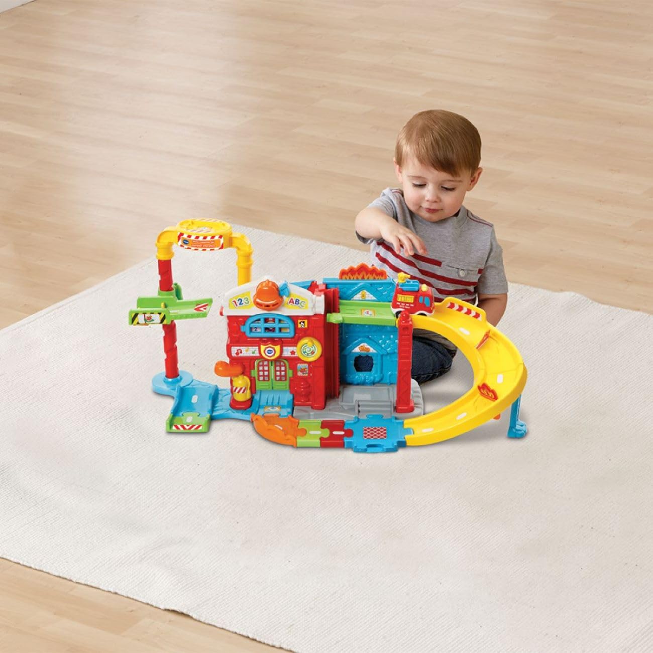 VTech Vroom Vroom Go Maxi Caserma dei Pompieri pista con veicolo