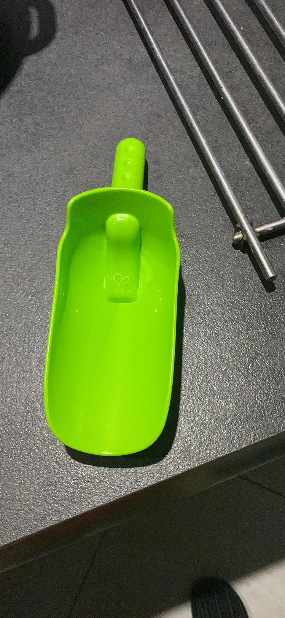 Hape Giochi da spiaggia Paletta verde set da 2 da 24 cm resistente ai raggi UV