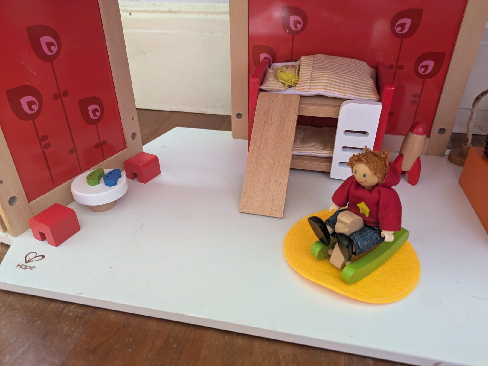 Hape Mobili Cameretta dei bambini per casa delle bambole moderna in legno