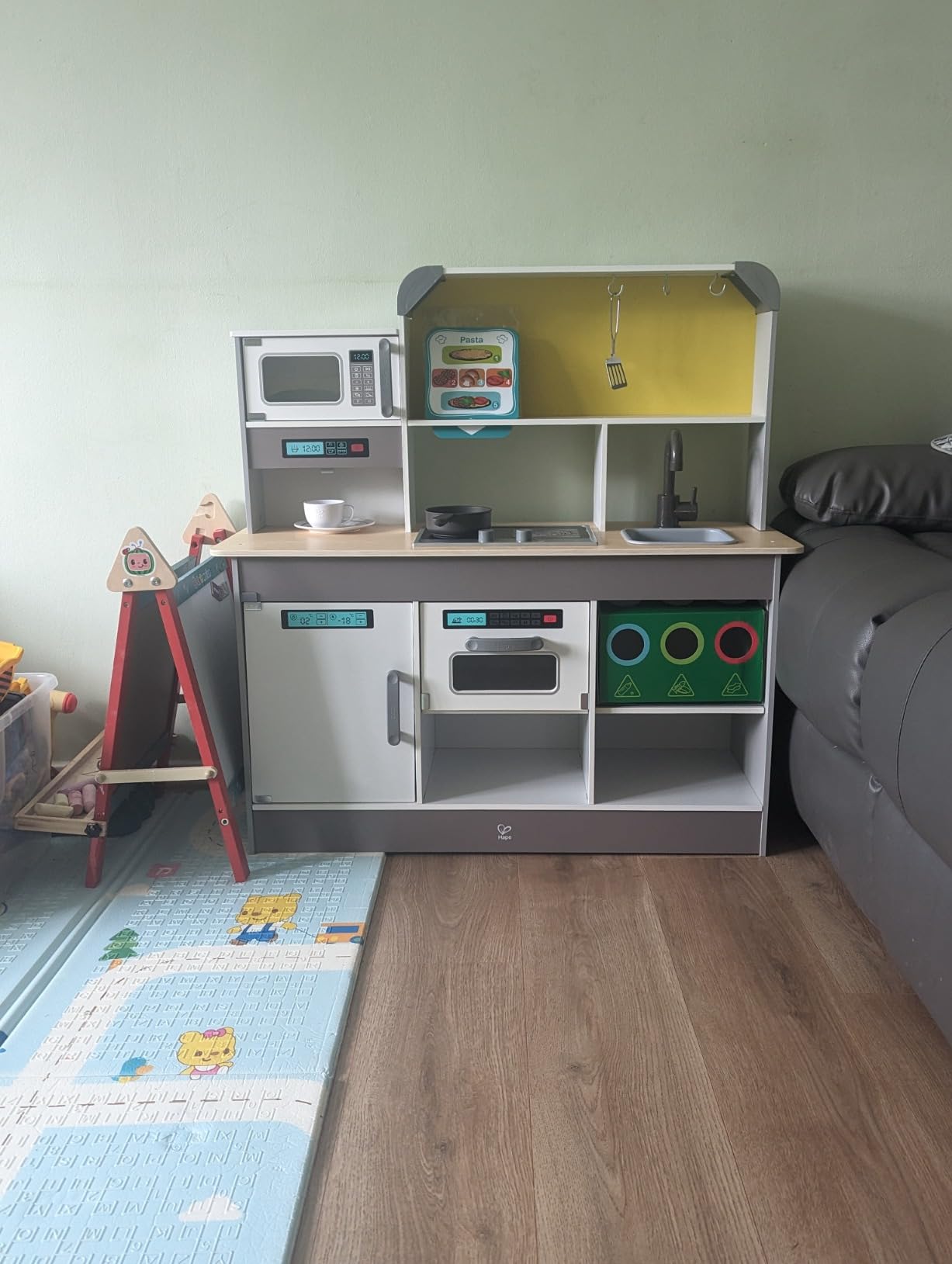 Hape Cucina e accessori E3177 Cucina di Gioco Deluxe con microonde