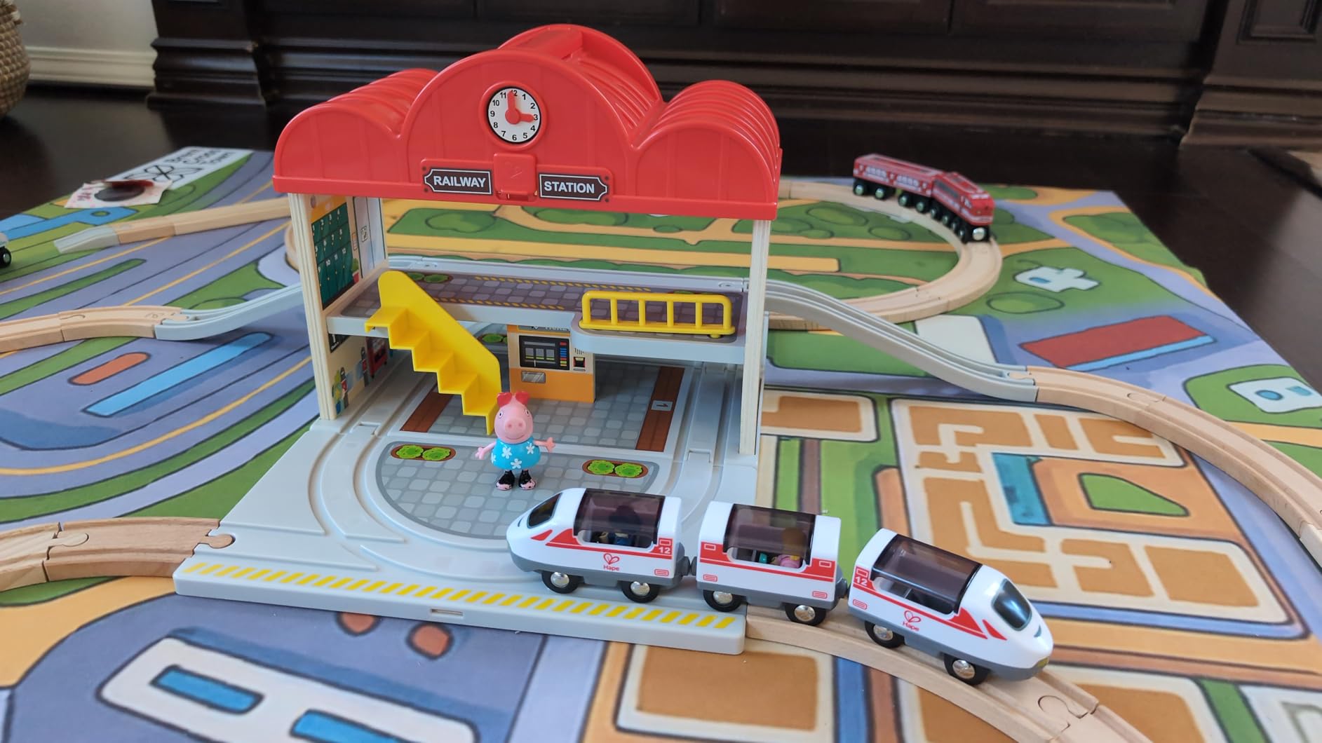 Hape Treno Set stazione ferroviaria portatile in legno con personaggi
