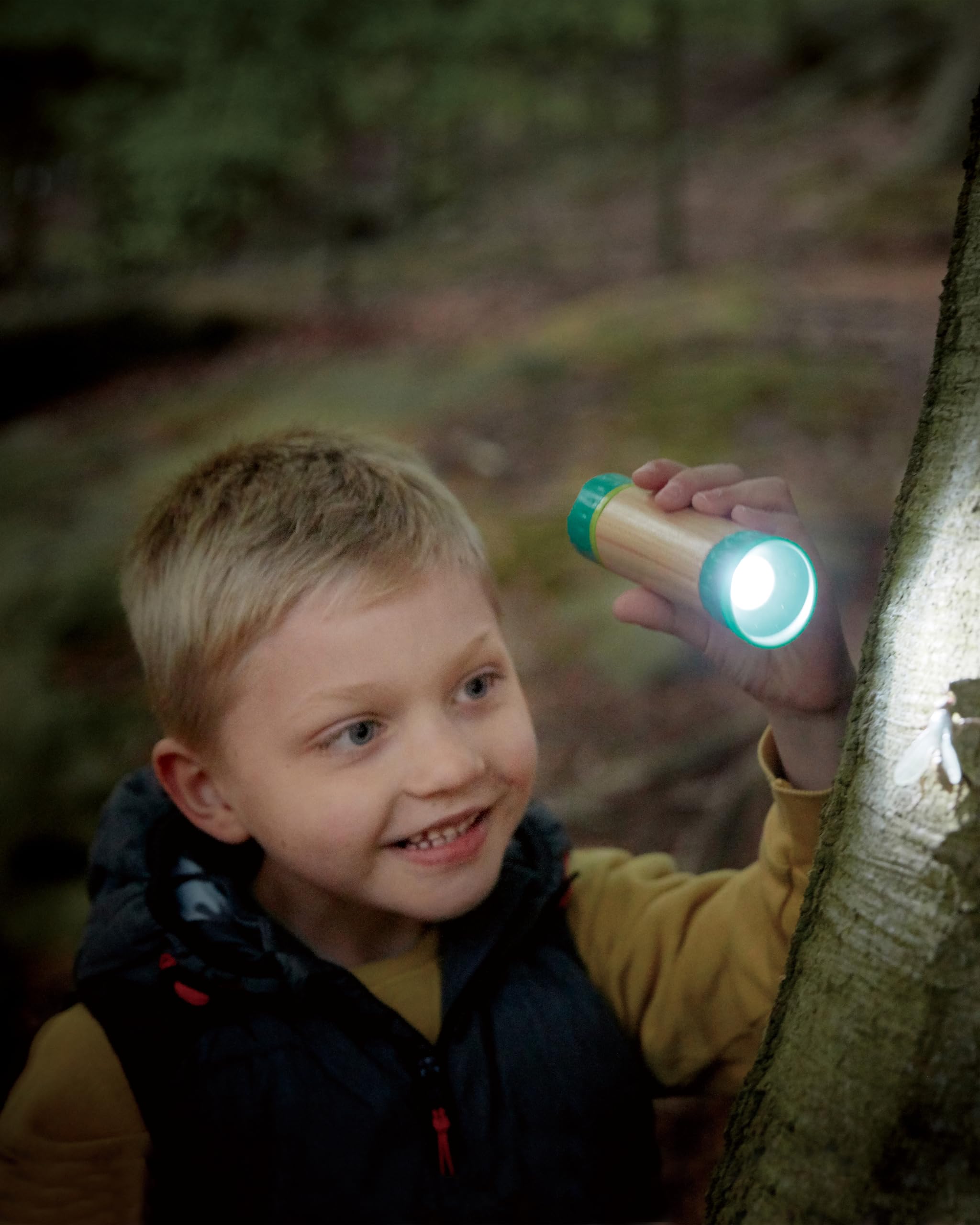 Hape Nature Fun Torcia alimentata a mano senza batterie in bambù