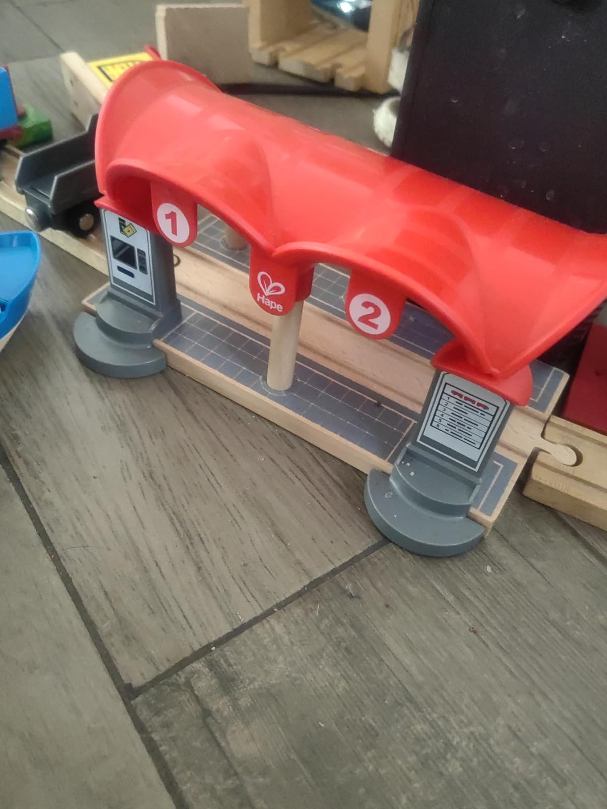 Hape Treno Stazione dei Treni Registra Ascolta e Illumina accessorio