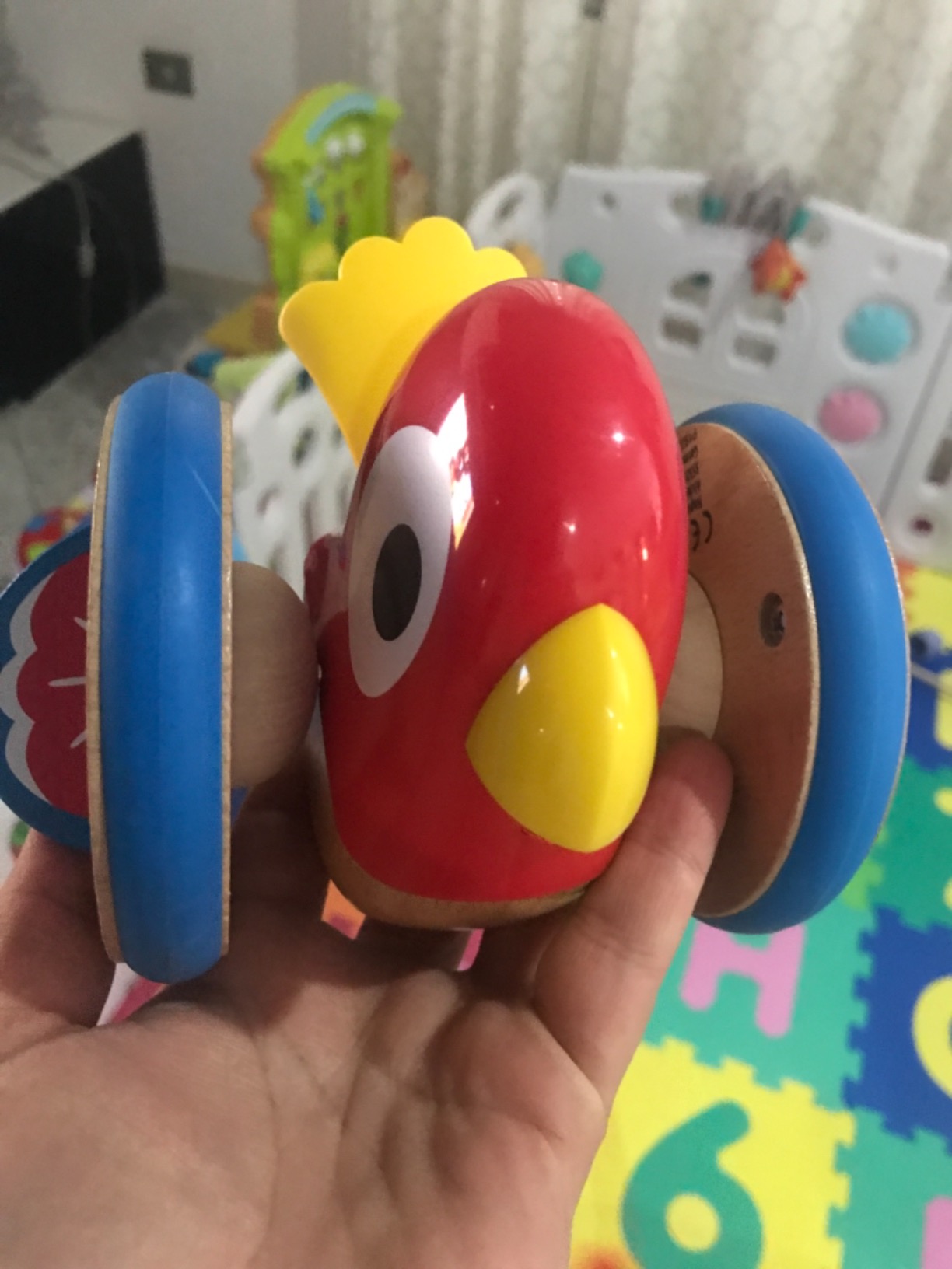 Hape Spingi e cammina Uccellino Trainabile E0360 gioco in legno dai 12 mesi