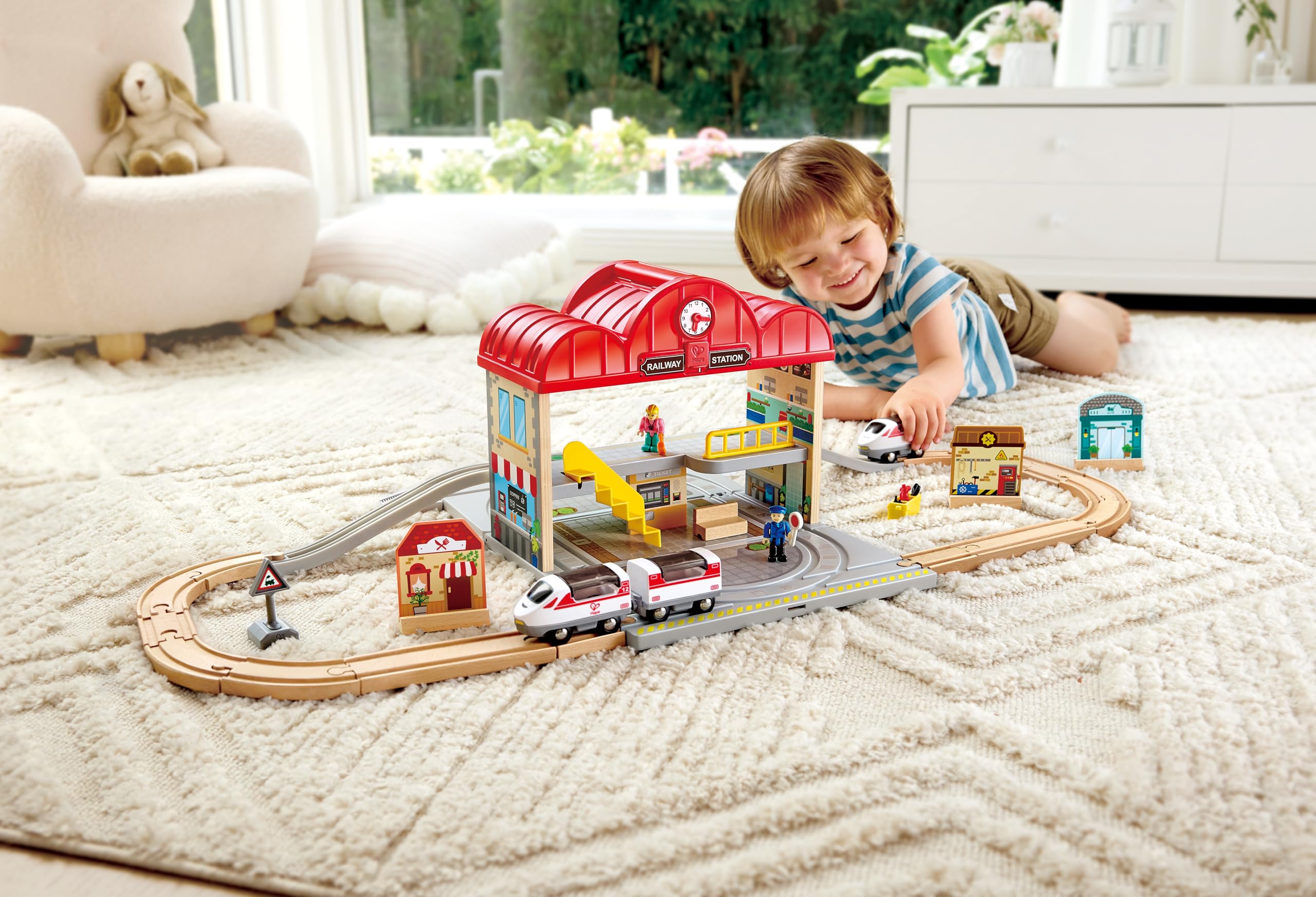 Hape Treno Set stazione ferroviaria portatile in legno con personaggi