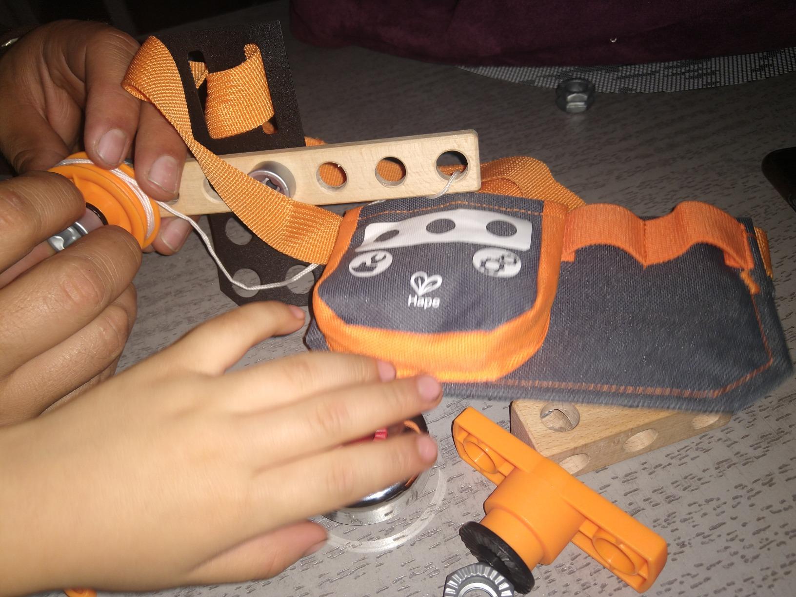 Hape Junior Inventor Cintura dello Scienziato con strumenti e custodia