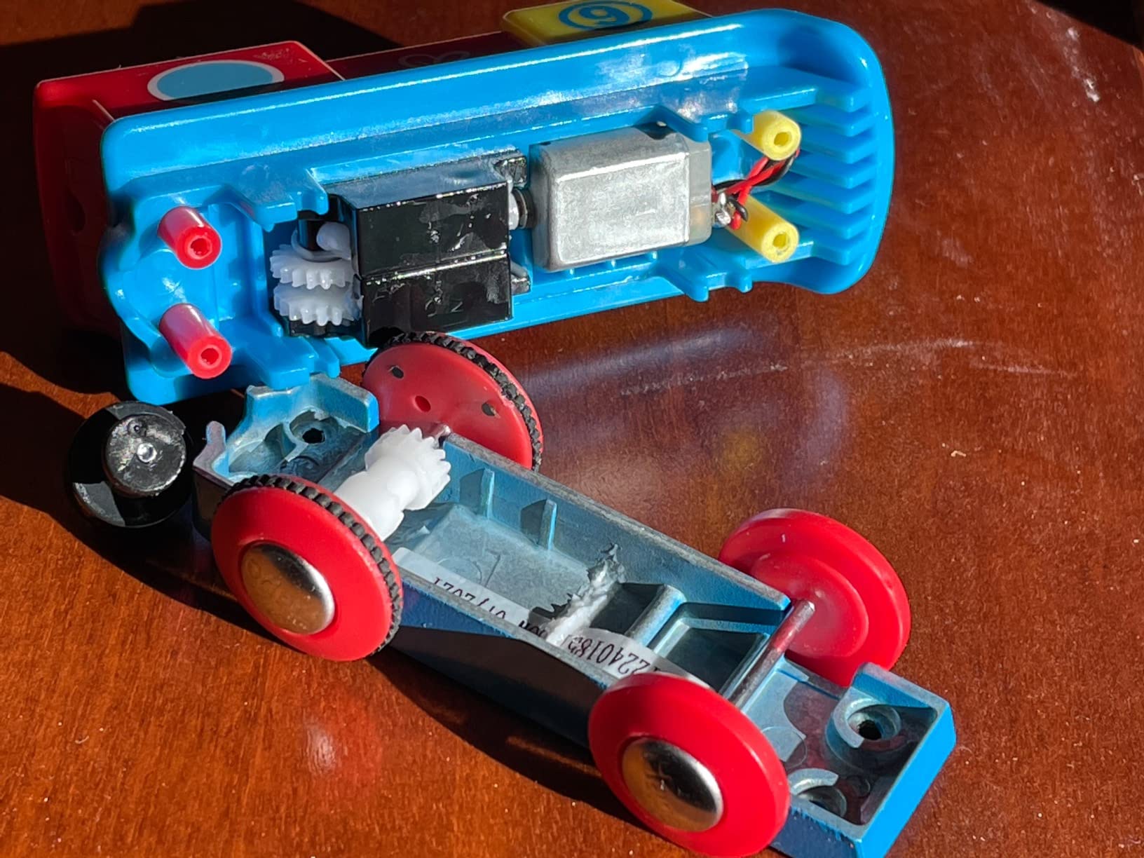 Hape Treno E3820 Piccola locomotiva con pulsante a batterie
