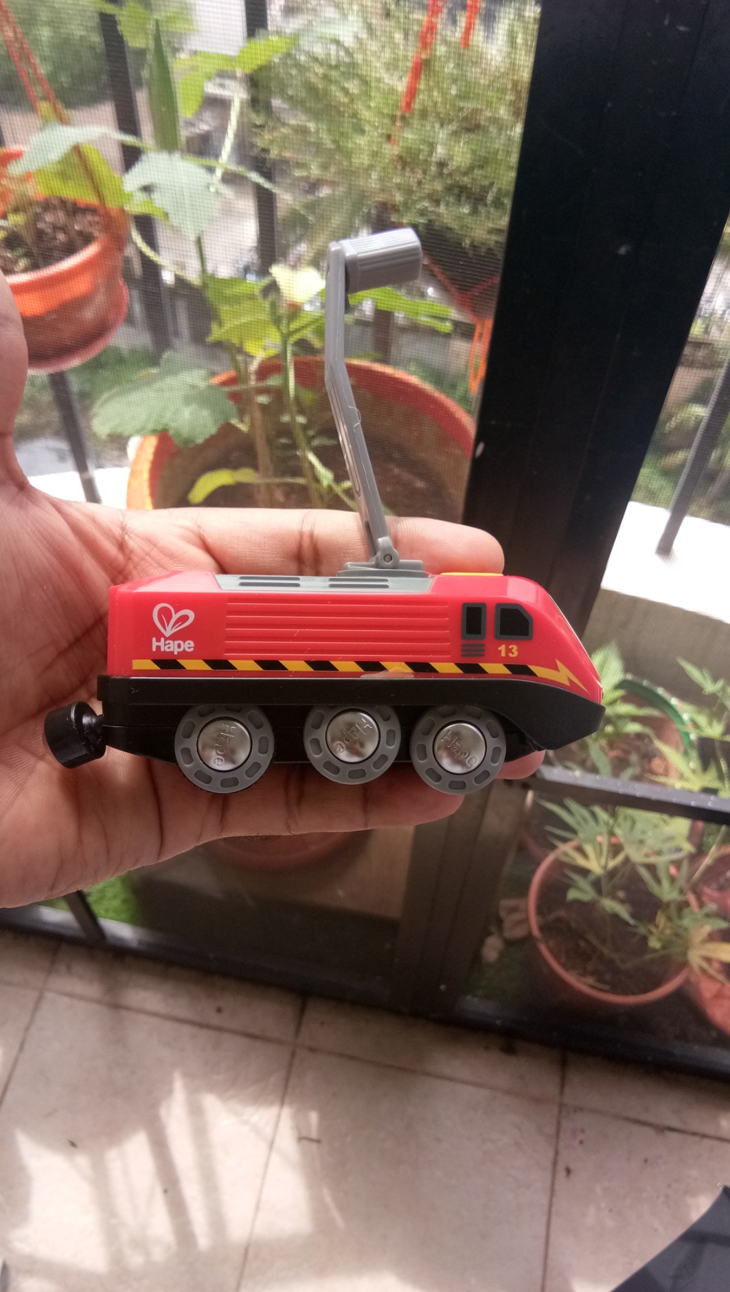 Hape Treno Dinamo rosso trenino a manovella senza batterie gioco
