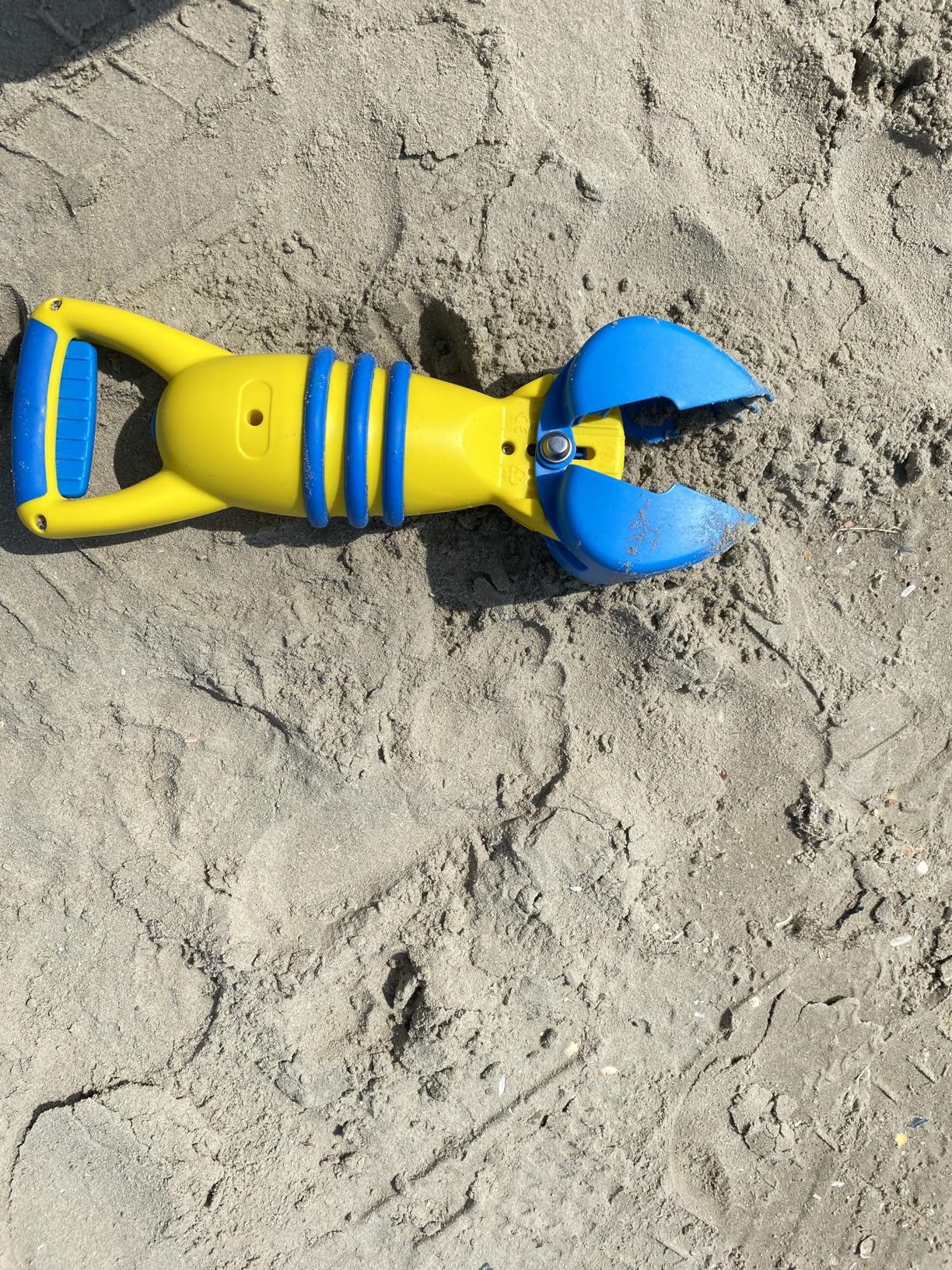 Hape Giochi da spiaggia Grande Pinza gialla dai 24 mesi