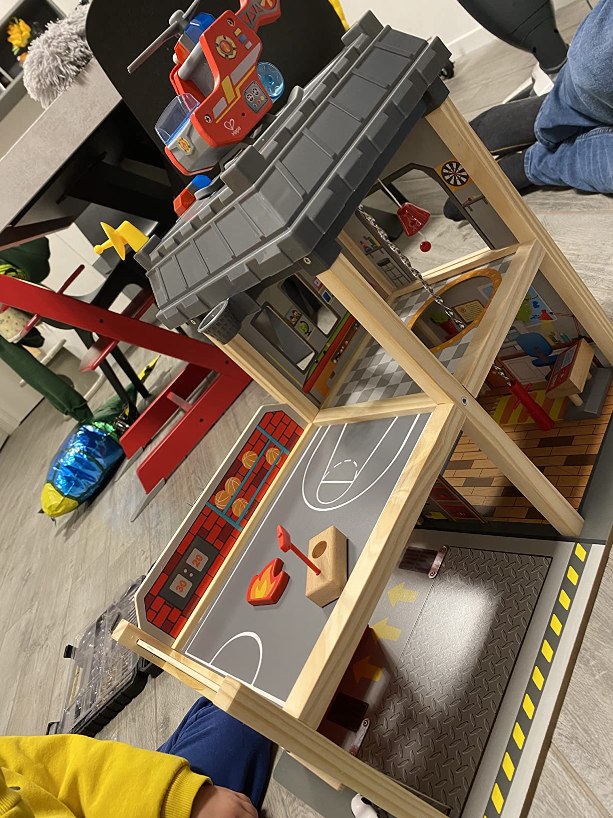 Hape Giochi di ruolo Caserma dei Pompieri casa in legno gioco pompieri luci e suoni