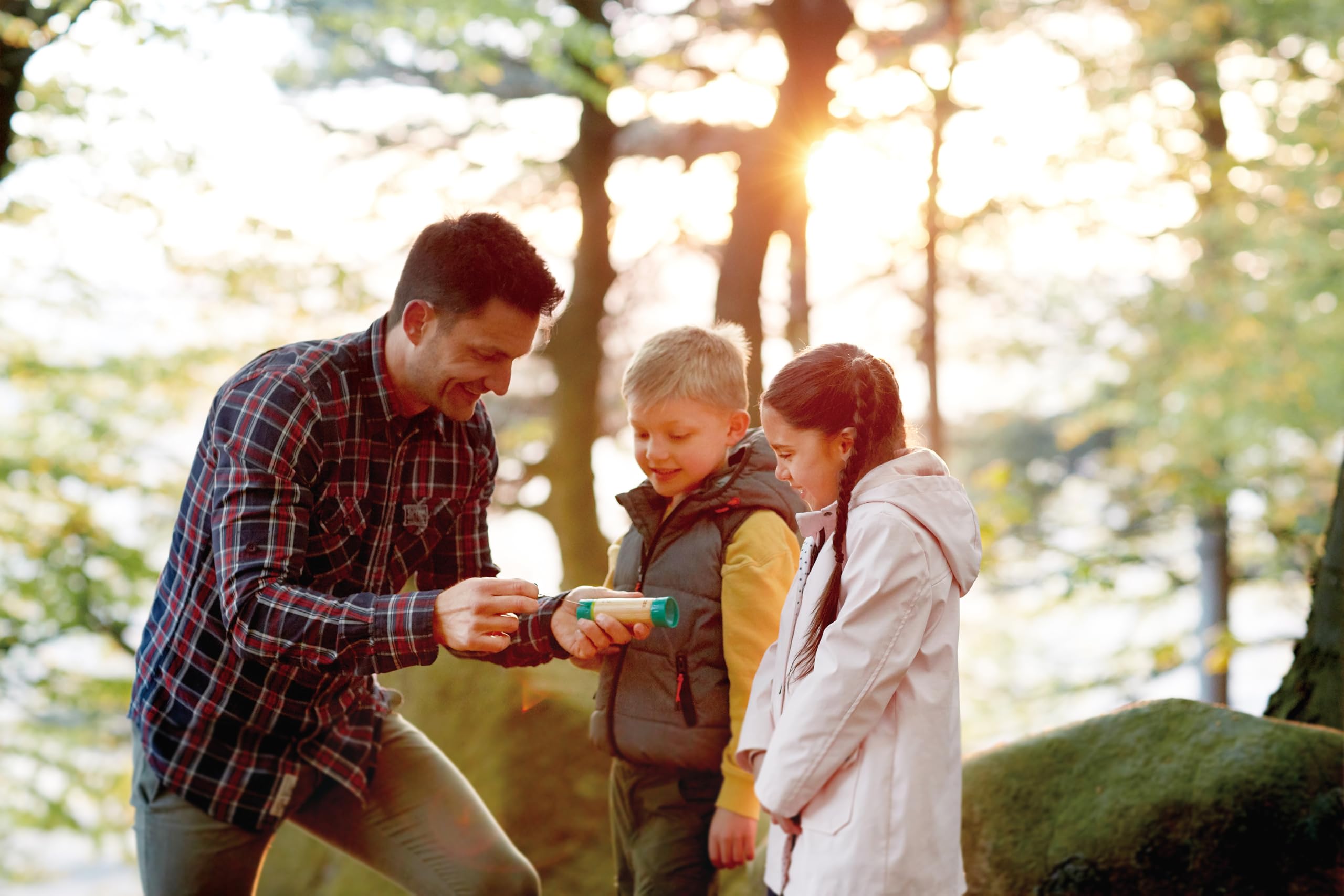 Hape Nature Fun Torcia alimentata a mano senza batterie in bambù